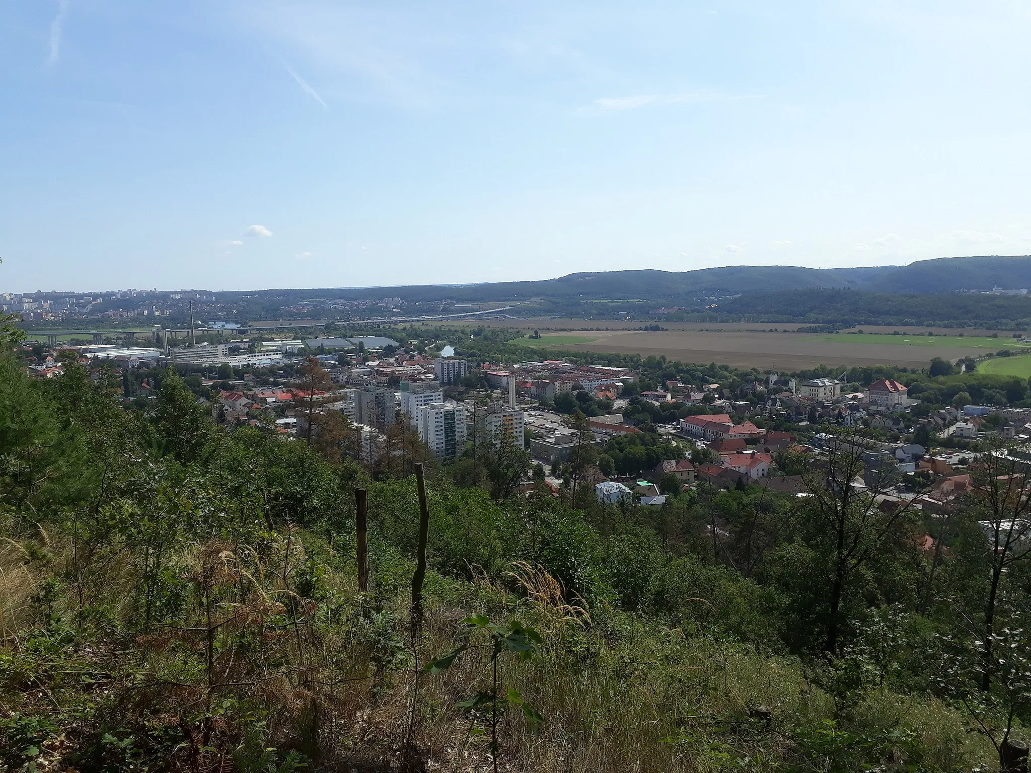 Photo showing: Pohled na Radotín z vrchu Klapice z roku 2019