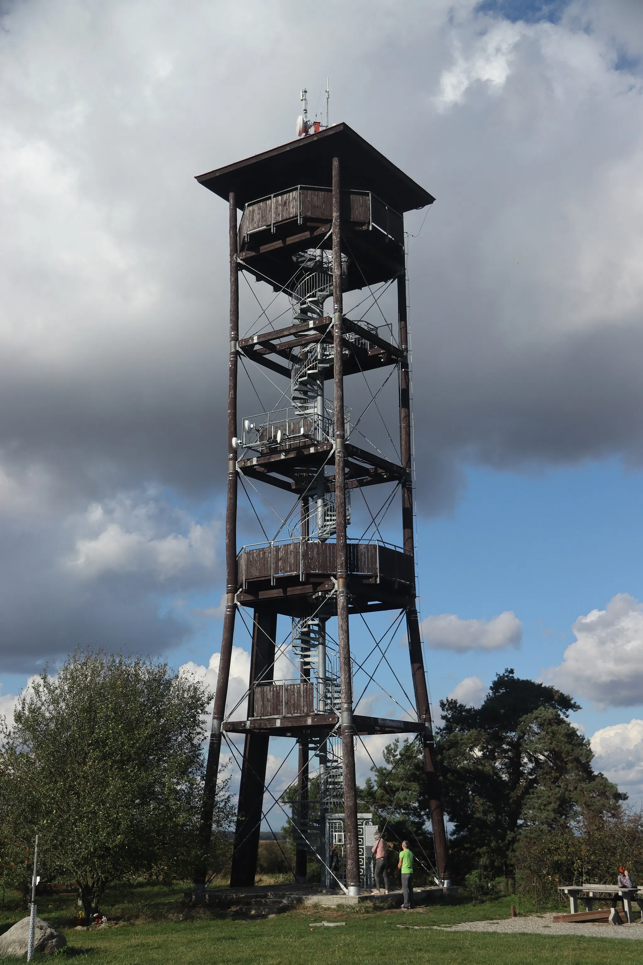Photo showing: Overview of Skalka observation tower near Vyžlovka, Prague-East District.