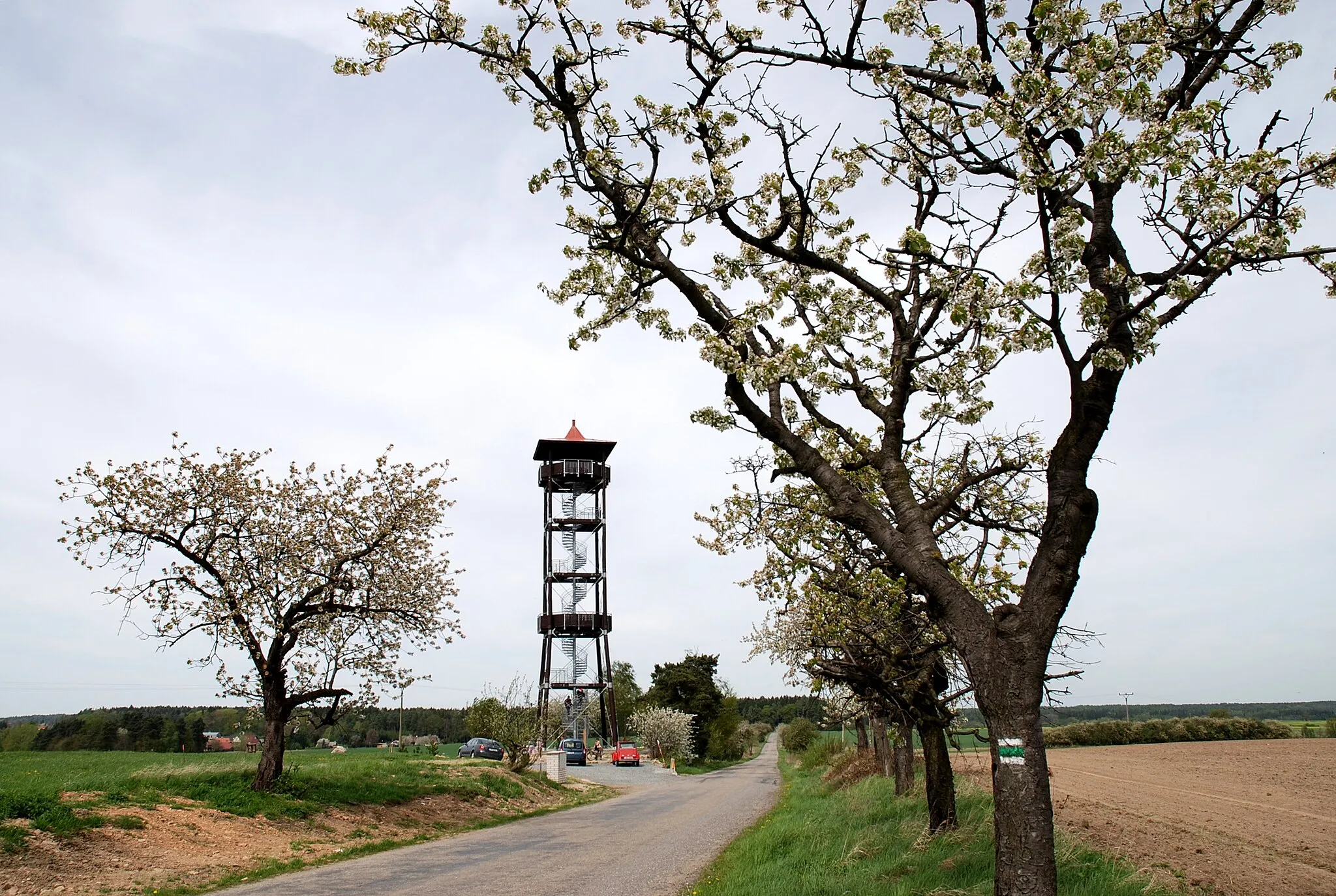 Photo showing: Rozhledna Skalka se silnicí na Štíhlice (Český Brod), vč. zelené turistické značky