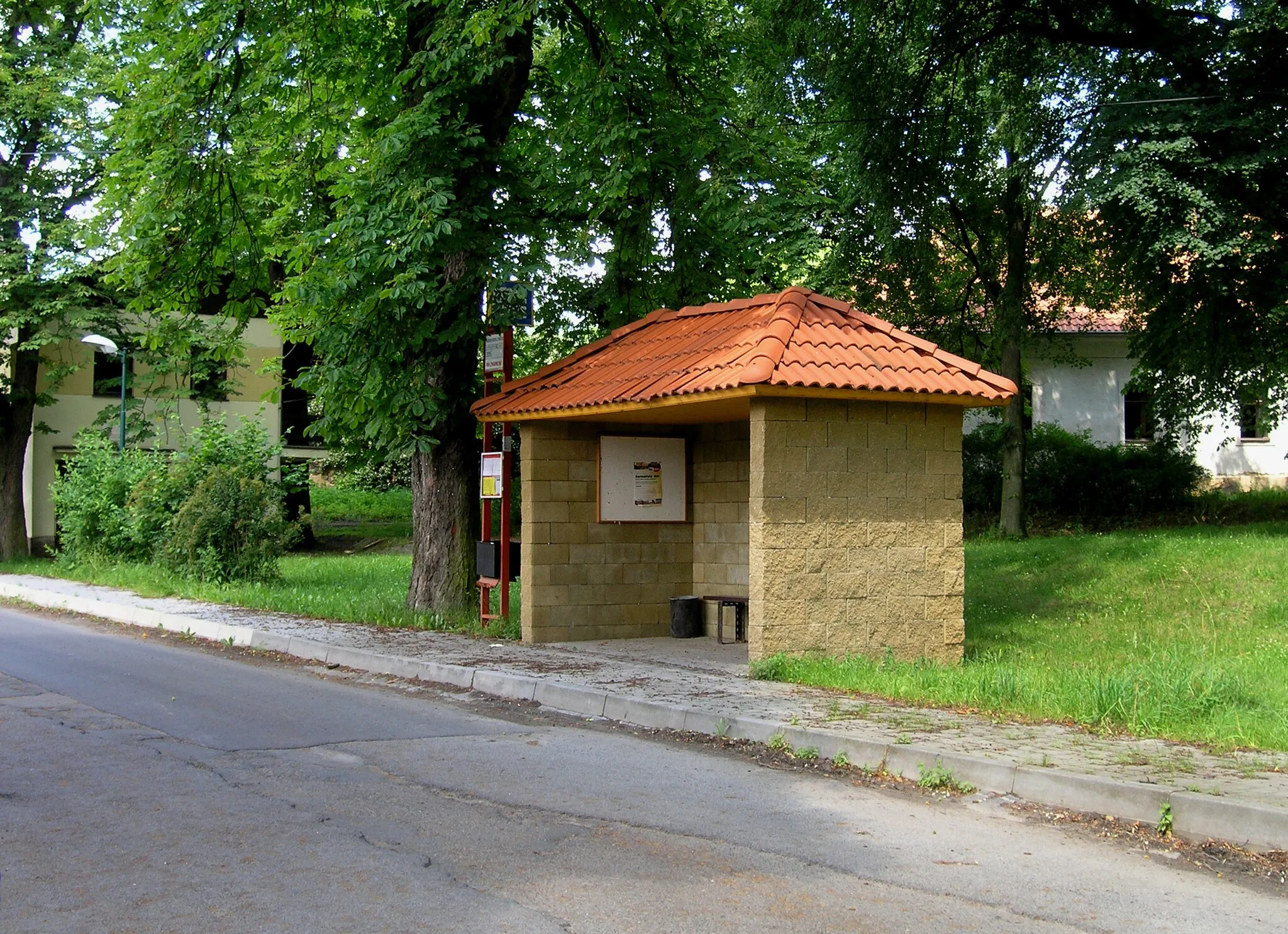 Photo showing: Bus stop in Čenětice, part of Křížkový Újezdec municipality, Czech Republic