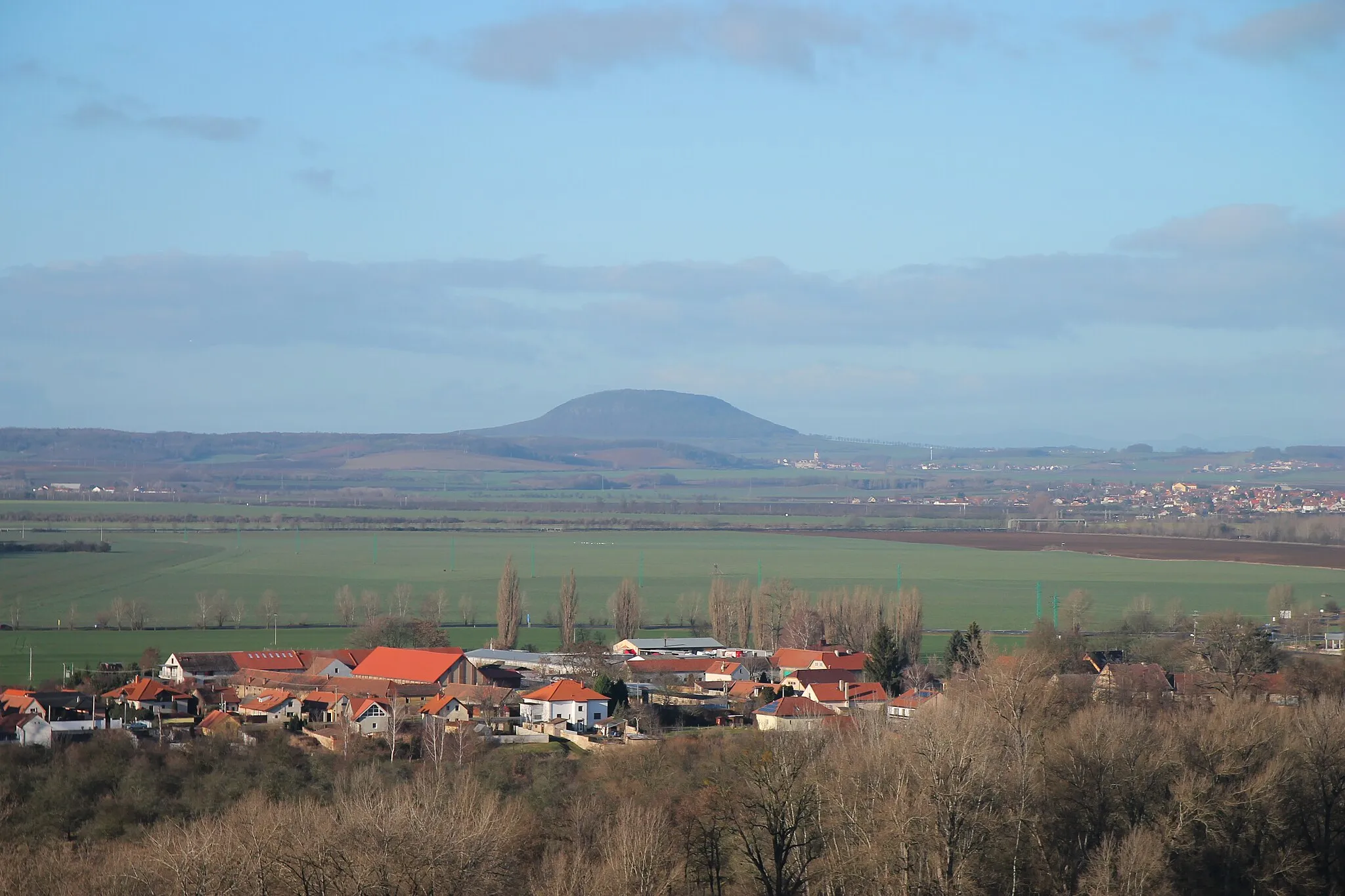 Photo showing: Remote view of Říp, Mělník