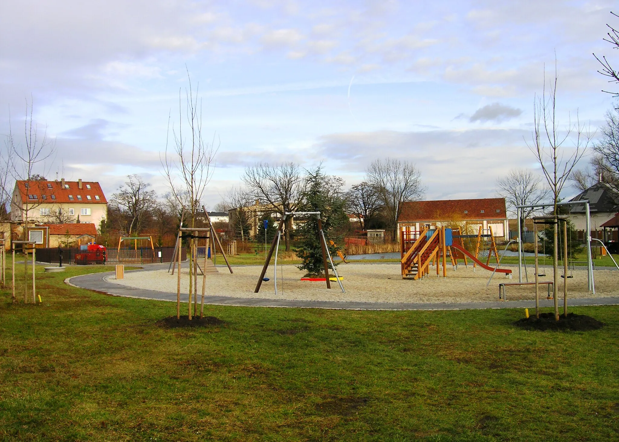 Photo showing: A common near U parku street in Březiněves, Prague