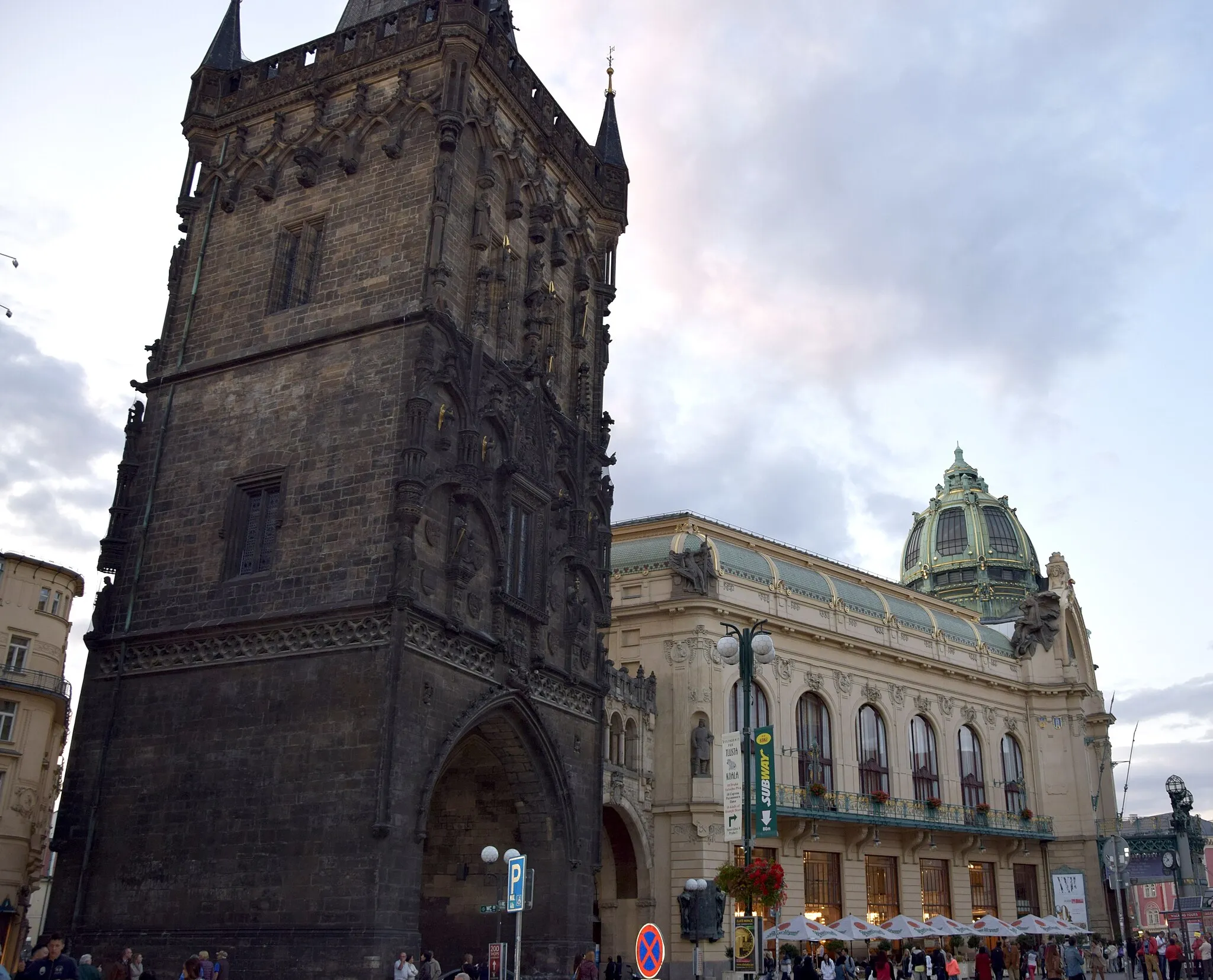 Photo showing: The Powder Tower or Powder Gate/Prašná brána) is a Gothic tower in Prague, Czech Republic
Architectural style: Gothic architecture
Opened: 1475

https://www.prague.eu/en/object/places/102/powder-gate-tower-prasna-brana