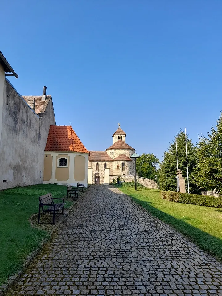 Photo showing: Přední Kopanina – park, kaple sv.Ludmily a Marty, románská rotunda sv.Máří Magdalény
