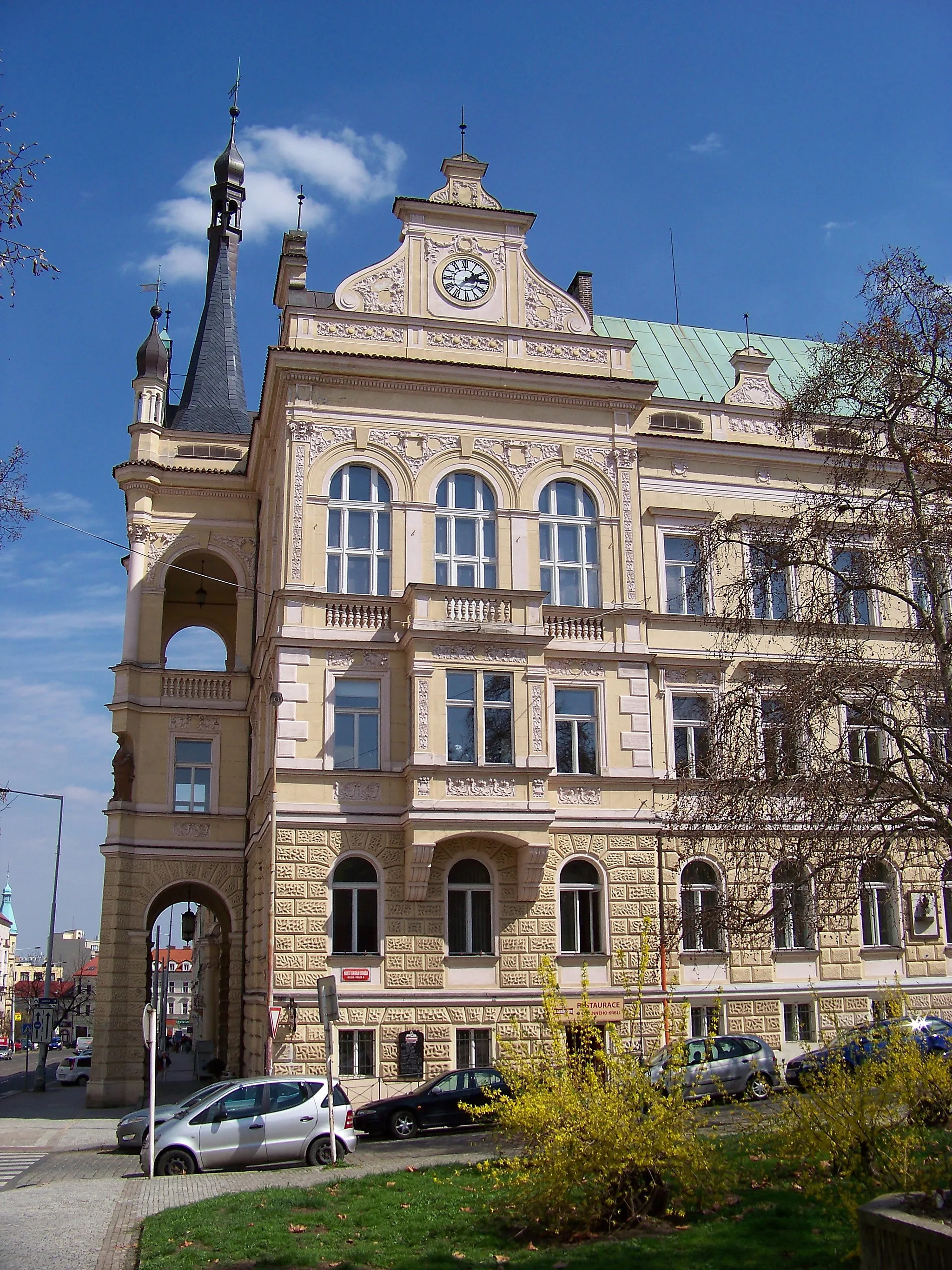 Photo showing: Prague-Nusle, the Czech Republic. Táborská 500/30, náměstí Generála Kutlvašra 500/1, a town hall.