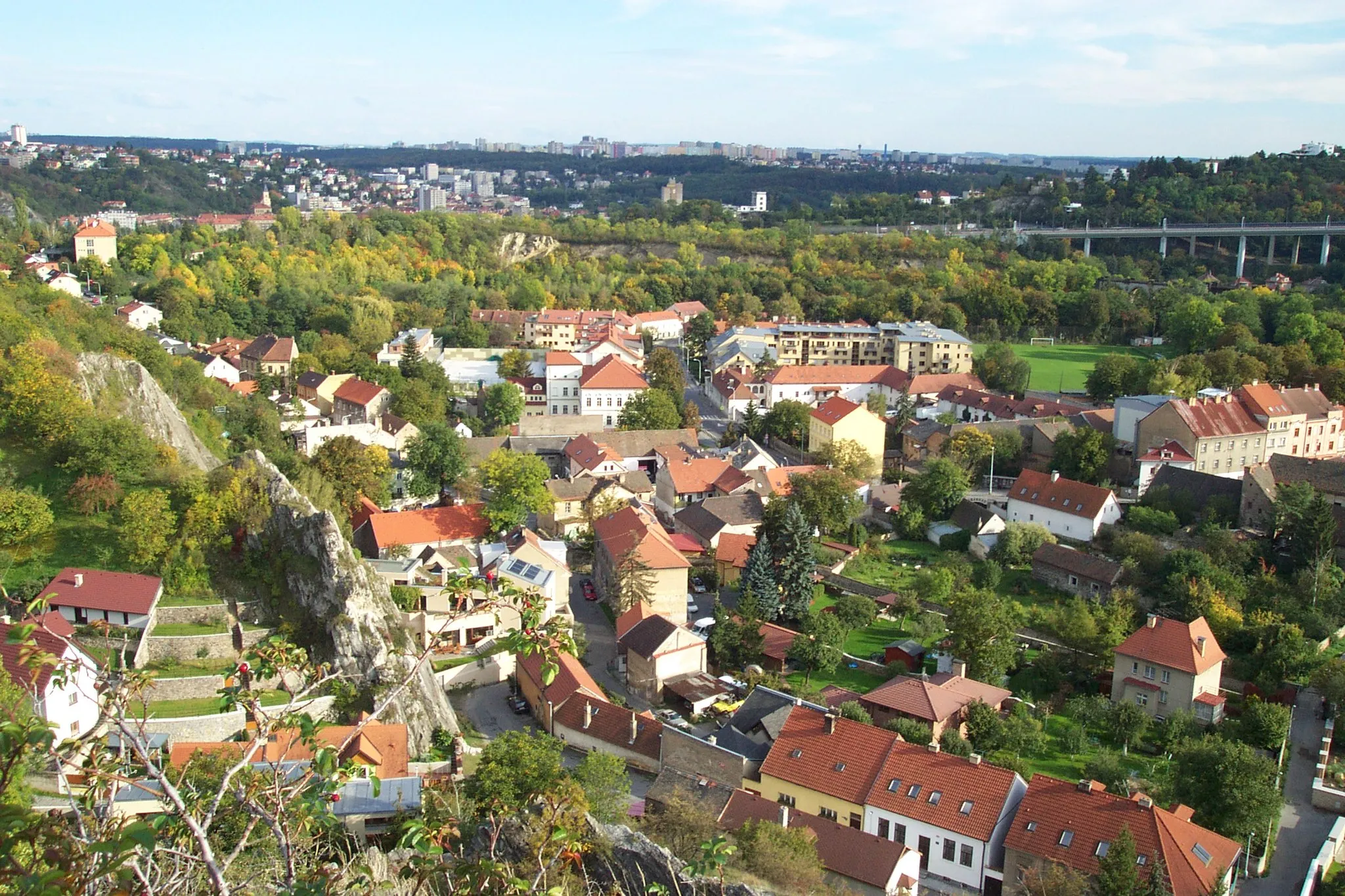 Photo showing: A view of Hlubočepy from Děvín rock located north from Hlubočepy, Prague, CZ