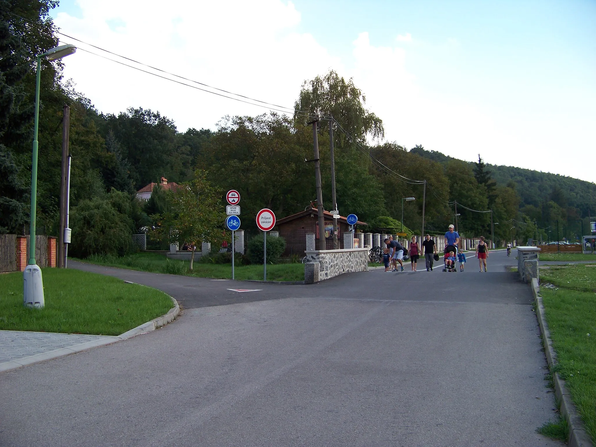 Photo showing: Klecany-Klecánky, Prague-East District, Central Bohemian Region, Czech Republic. Povltavská and Přemyšlenská street, a bridge over the Přemyšlenský potok.