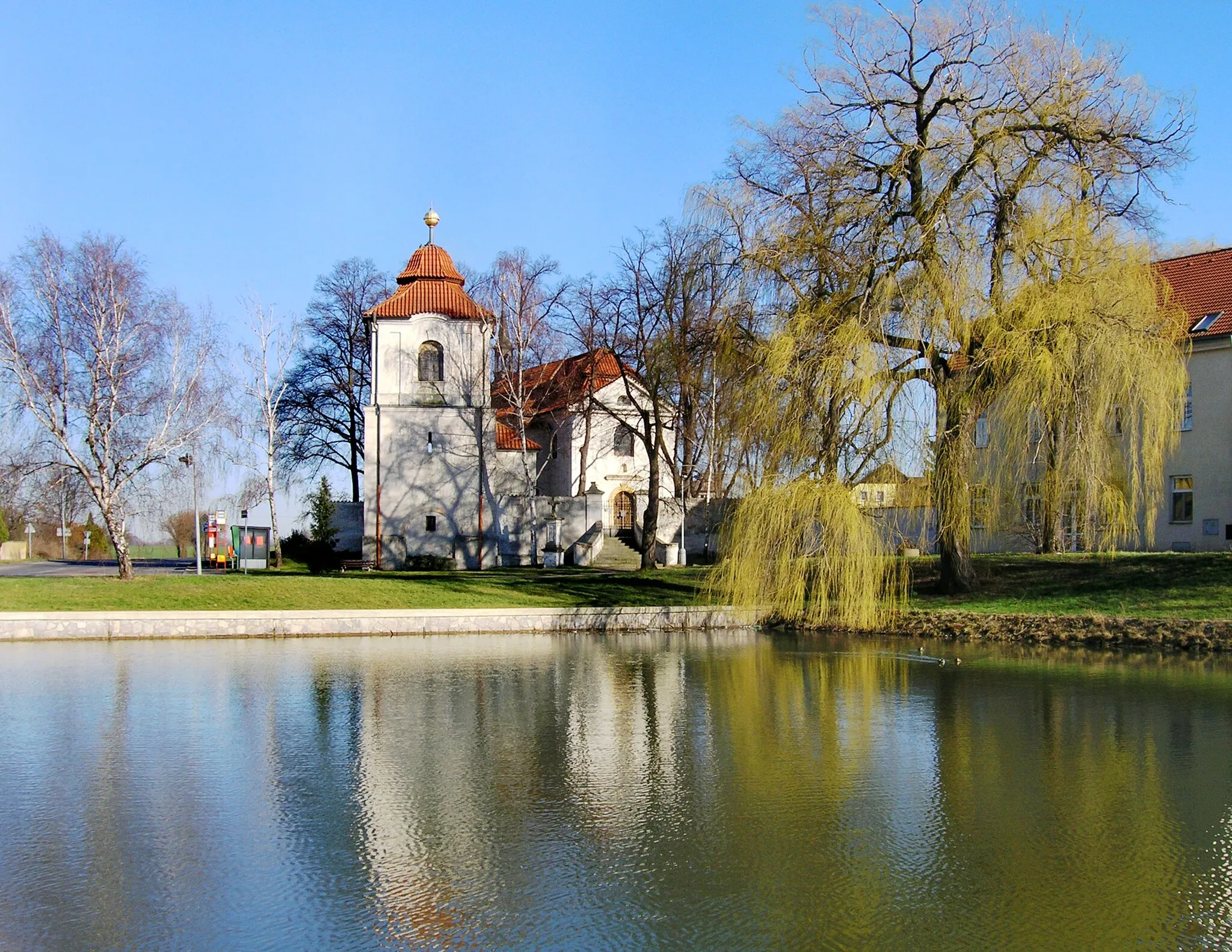 Photo showing: Pond at Slaviborské square in Třeboradice Prague