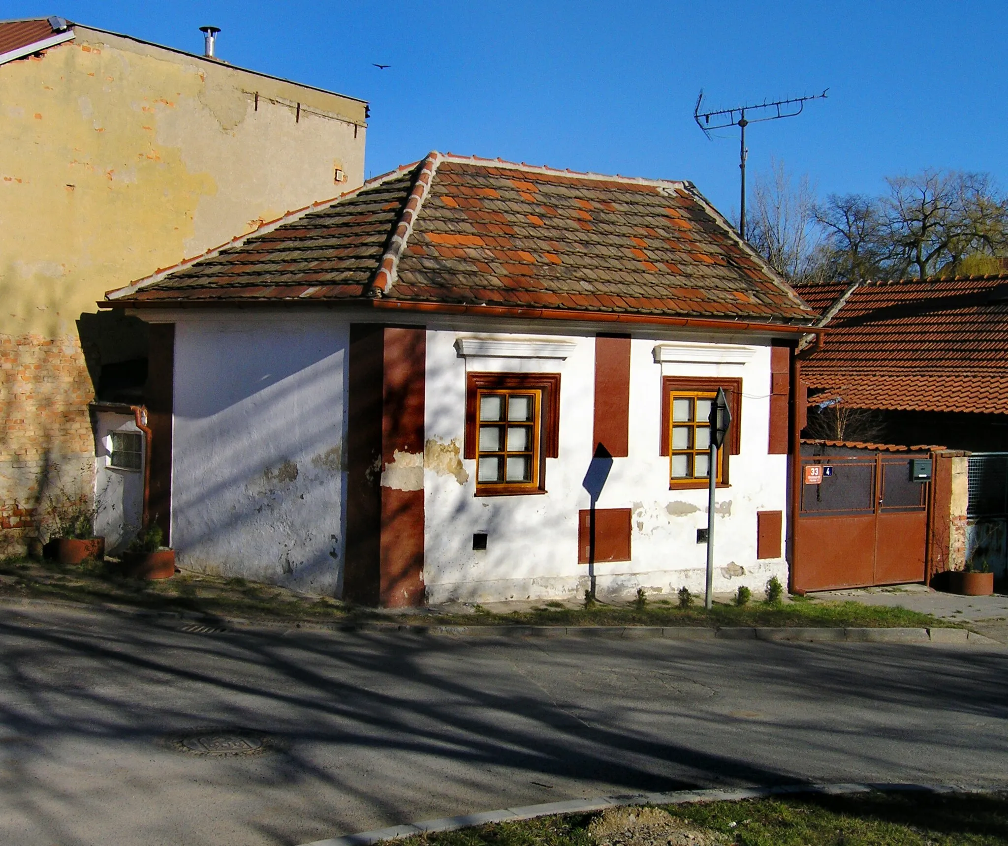 Photo showing: Small house at Slaviborské square in Třeboradice Prague