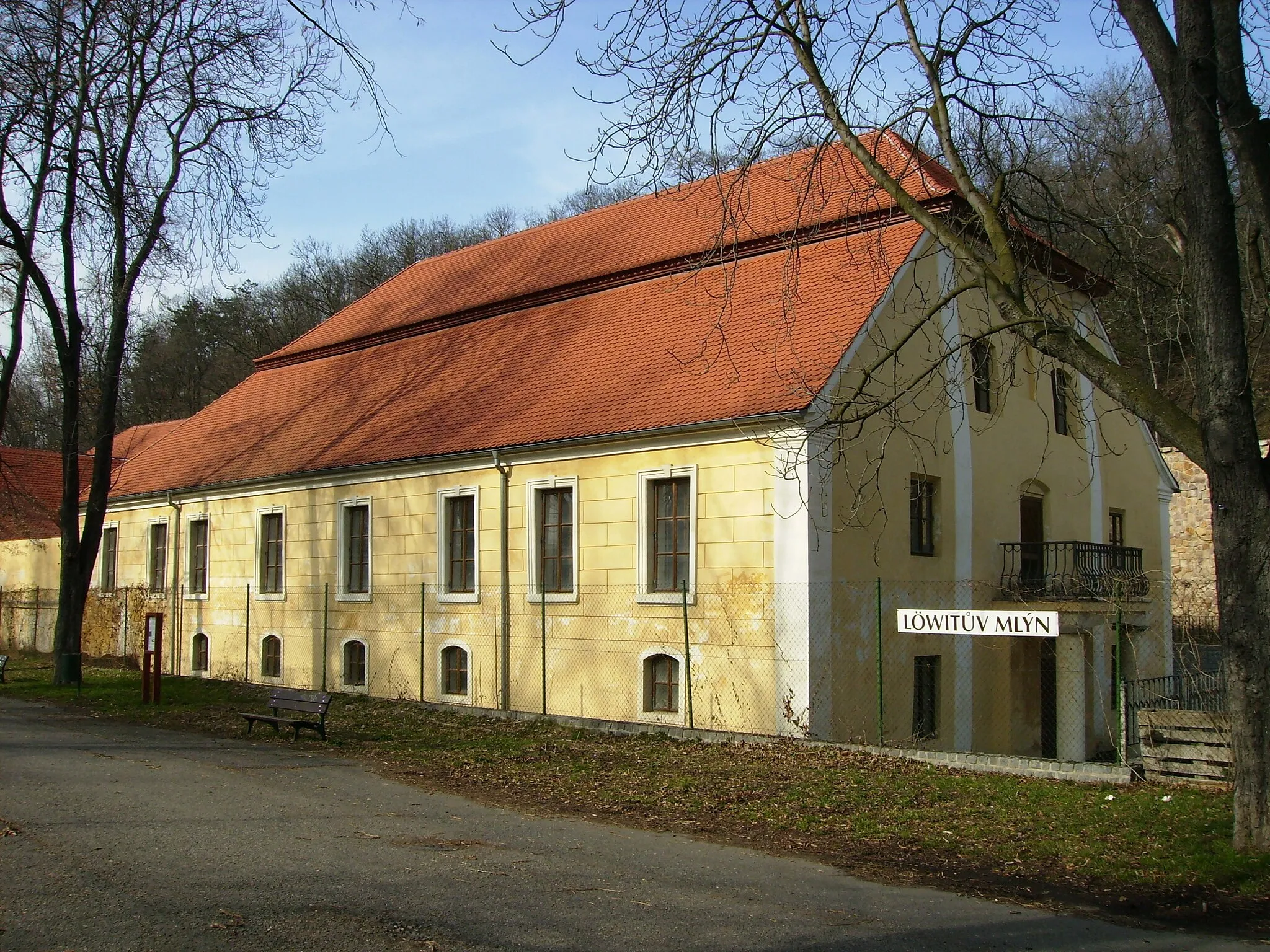 Photo showing: Löwitův mlýn v pražské Libni, ulice U Českých loděnic