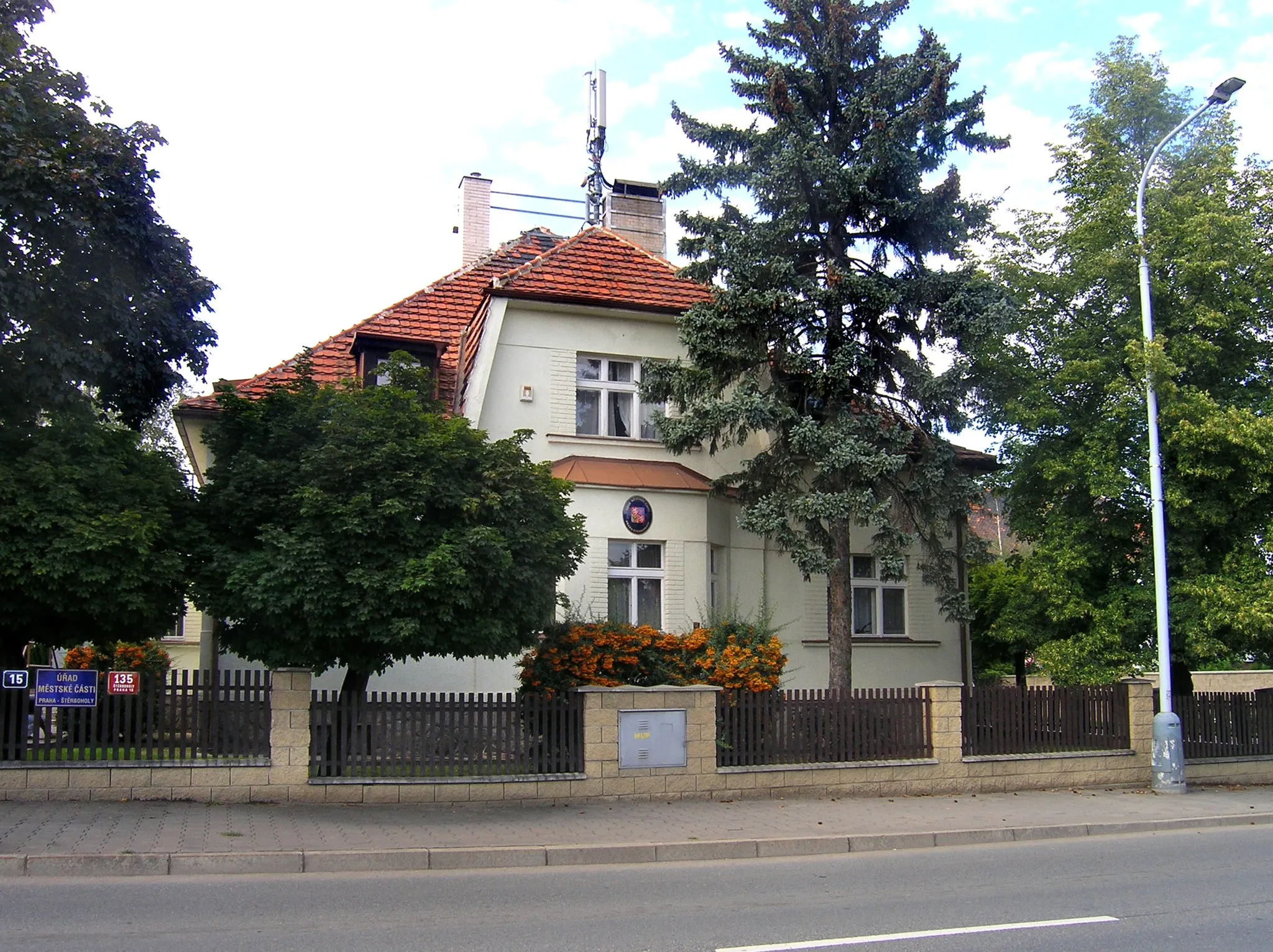 Photo showing: Town Hall at Ústřední street in Štěrboholy, Prague