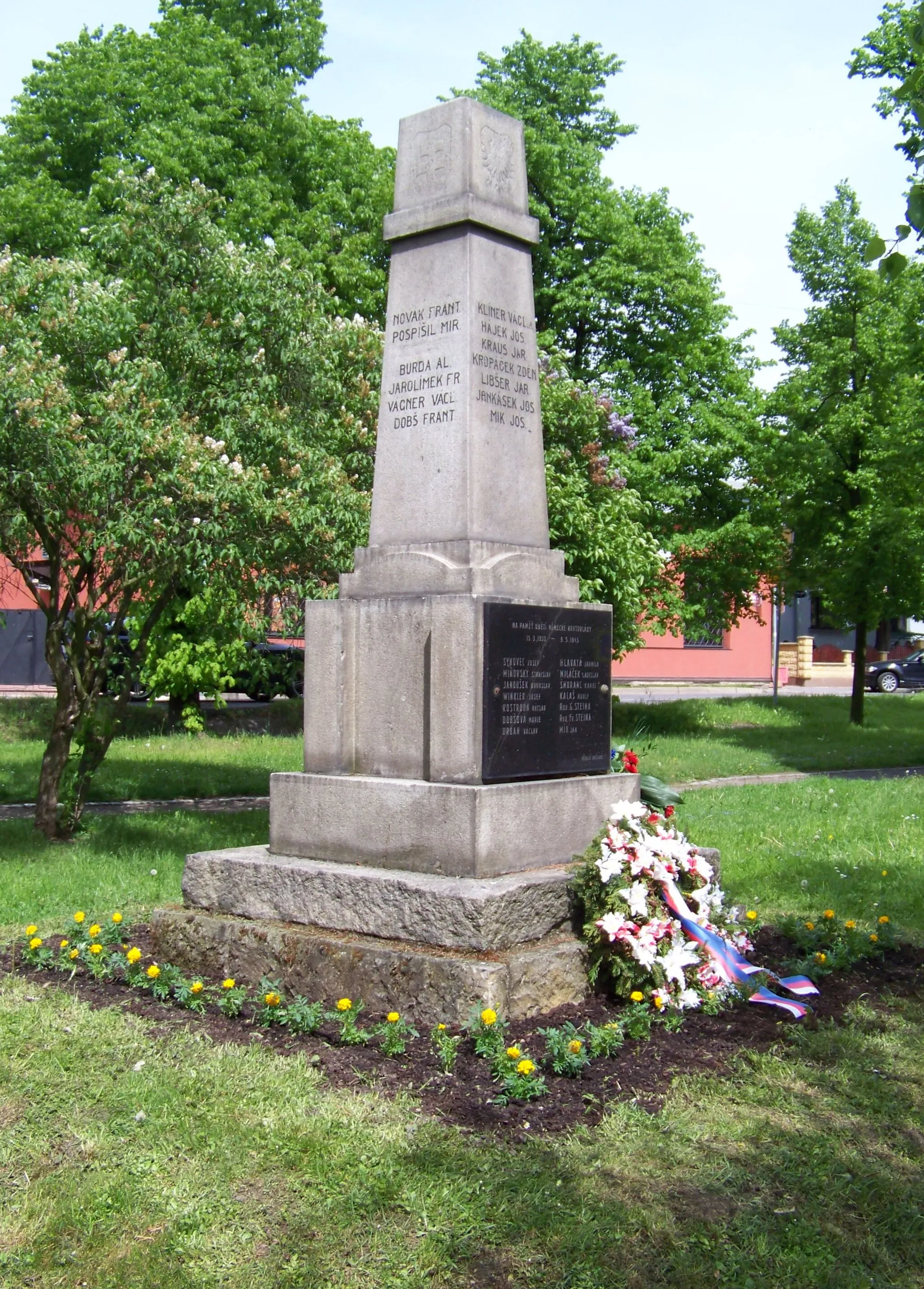 Photo showing: Prague-Dubeč, Czech Republic. A park between Starodubečská and Městská street, a memorial to WWI and WWI victims.