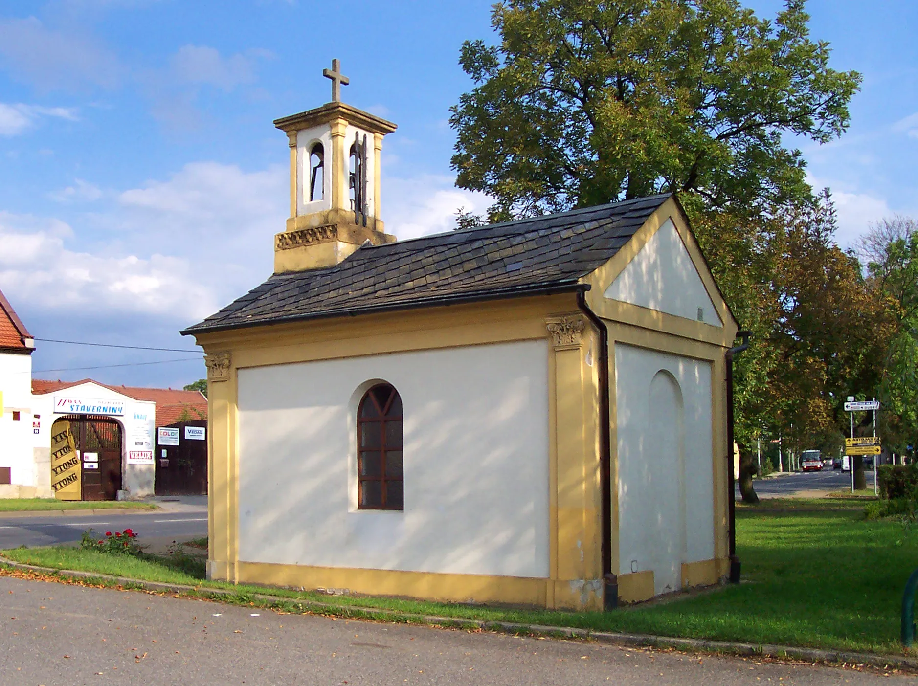 Photo showing: Chapel at common in Dolní Měcholupy, Prague
