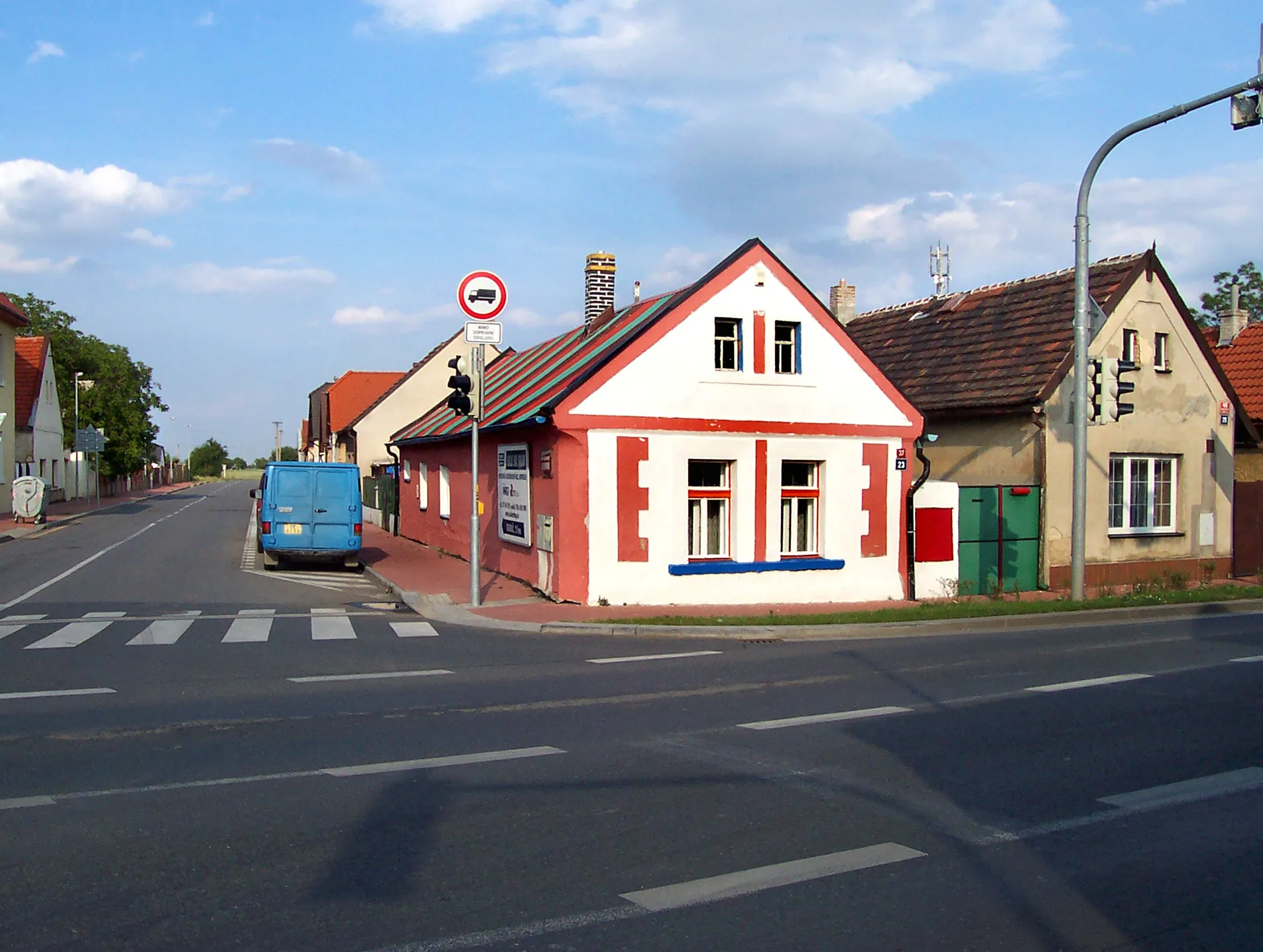 Photo showing: Intersection of Dolnoměcholupská street with Kutnohorská street in Dolní Měcholupy, Prague