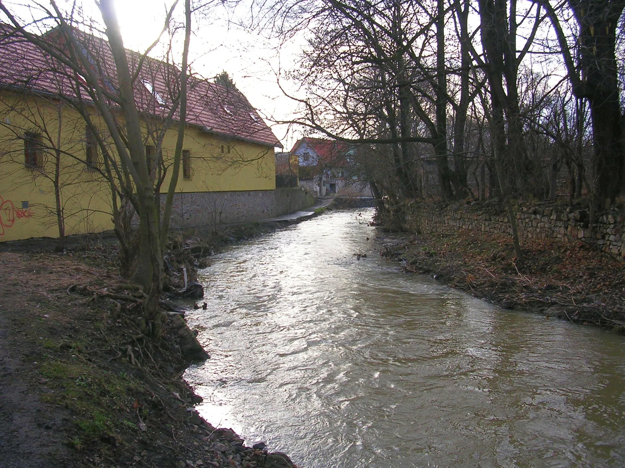 Photo showing: Botič v Hostivaři pod ulicí Domkářskou.