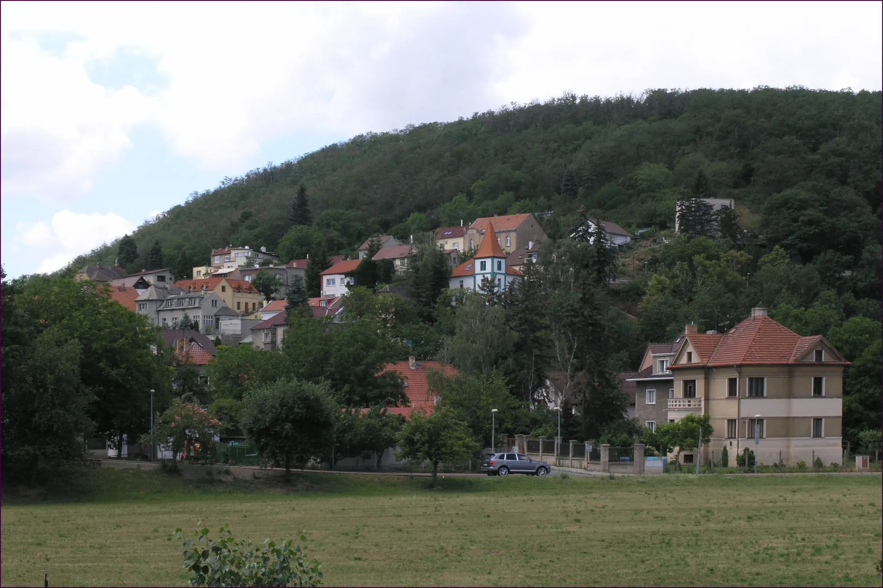 Photo showing: Praha, Velká Chuchle. Pohled přes křižovatku ulic Starolázeňská a Drážní směrem ke kopci s ulicemi Nad drahou, Na Mrázovce, Pod akáty, Větrová.