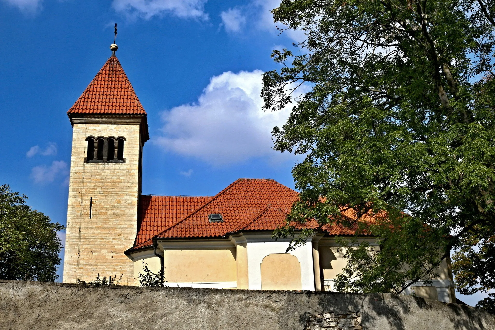 Photo showing: Kostel svatých Petra a Pavla v Řeporyjích
