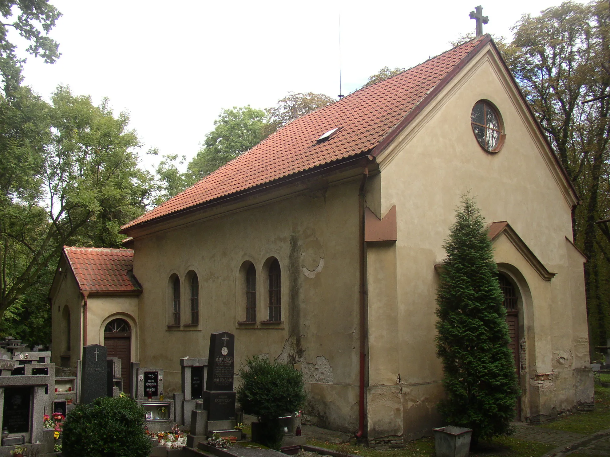 Photo showing: Church of Saint John the Baptist near Dubí, eastern suburb of Kladno city, Kladno District, Central Bohemian Region Czech Republic. The Gothic 14th century church, located lonely amidst forest, is the sole preserved remnant of medieval village of Újezdec (aka Újezd), deserted during one of domestic wars around 1450. A view from the west.