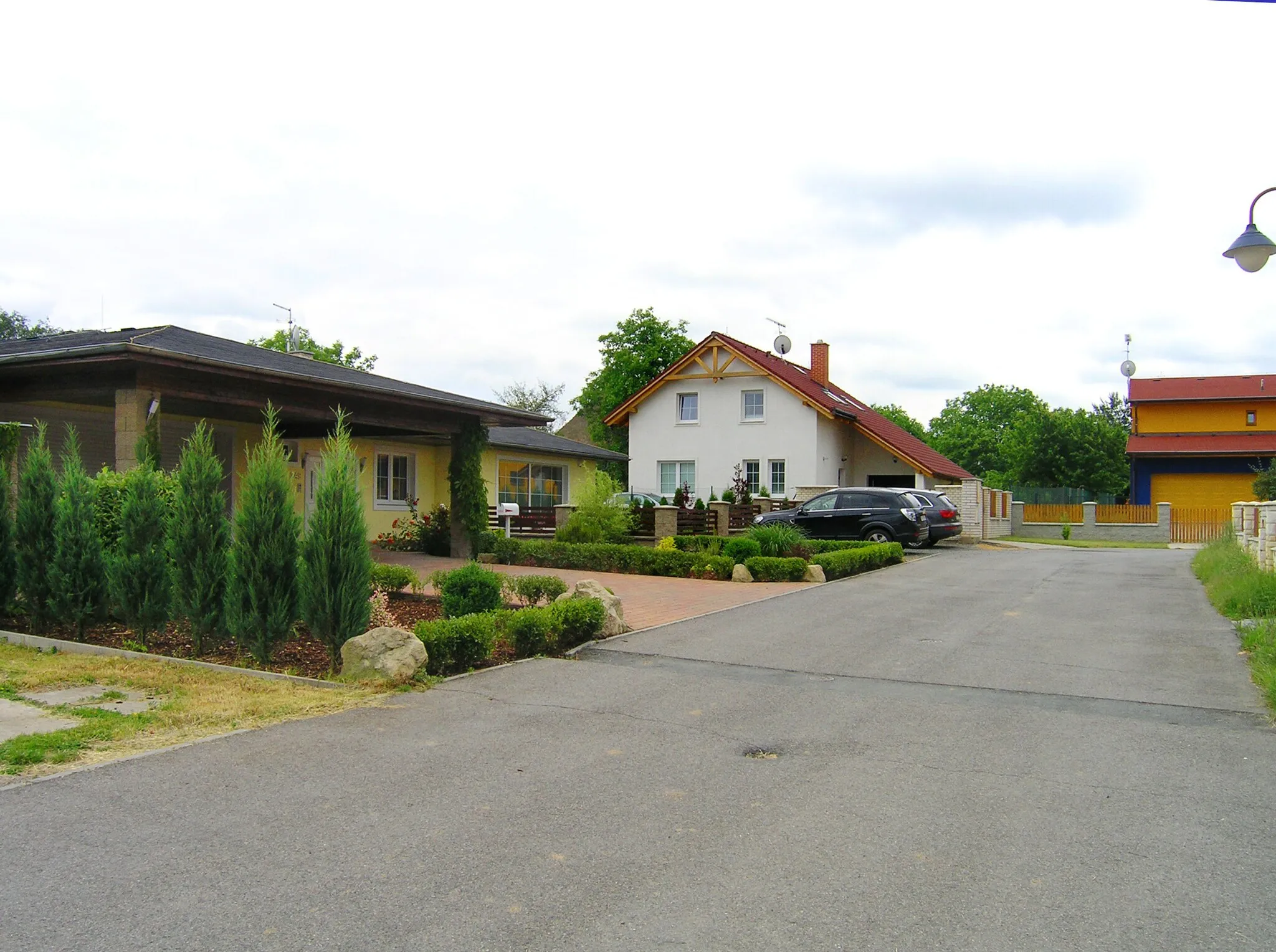 Photo showing: Hledíková street in Osnice, part of Jesenice, Czech Republic