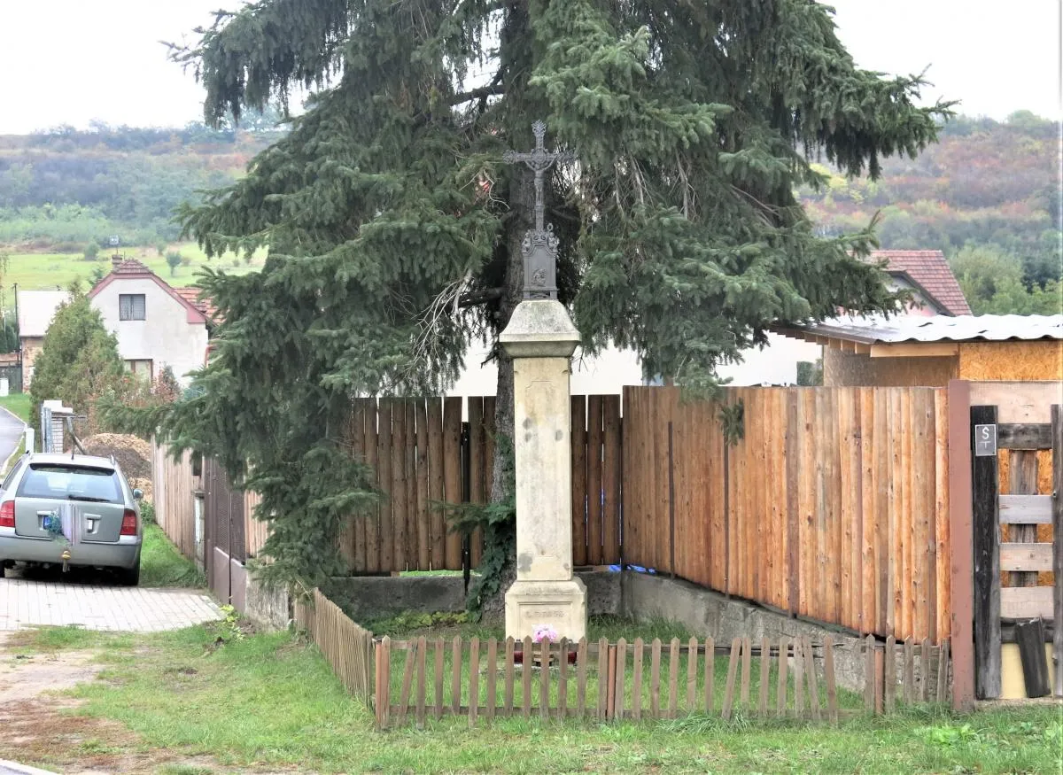 Photo showing: Wayside cross in Tuhaň in Mělník District – entry no. 40908.