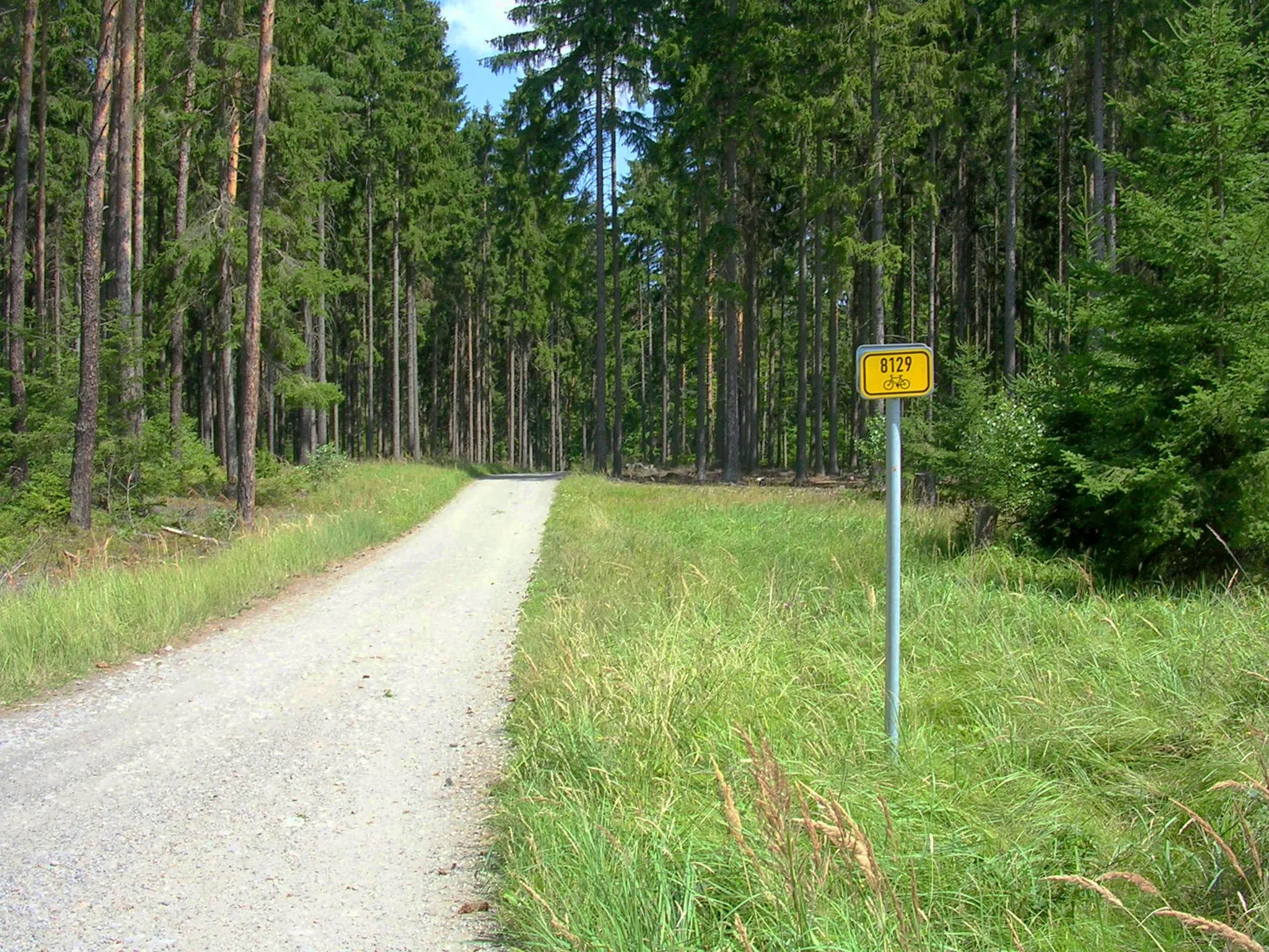 Photo showing: Cycling route sign near Řevnice, Czech Republic.