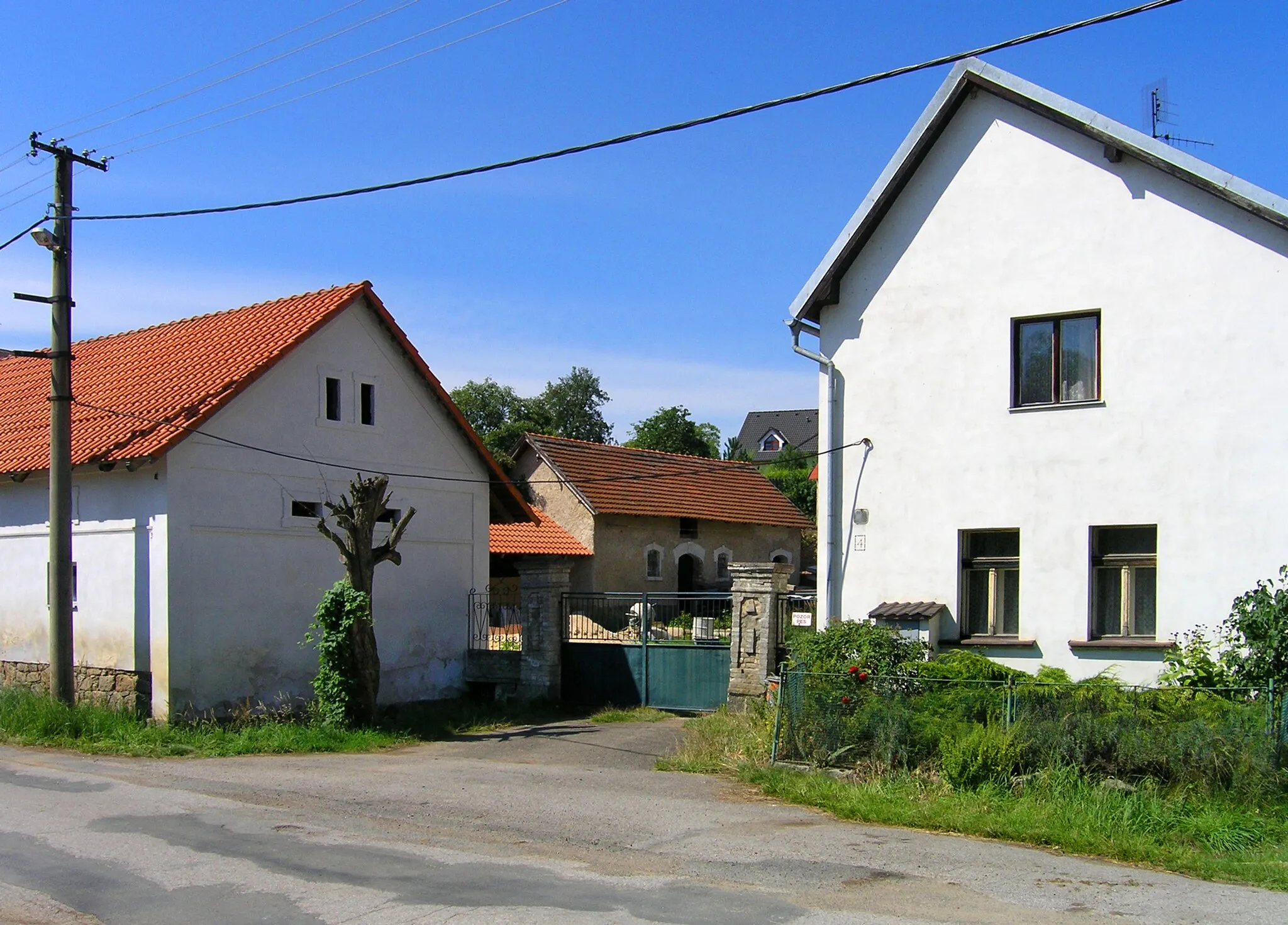 Photo showing: Old farm in Radimovice, part of Petříkov village, Czech Republic