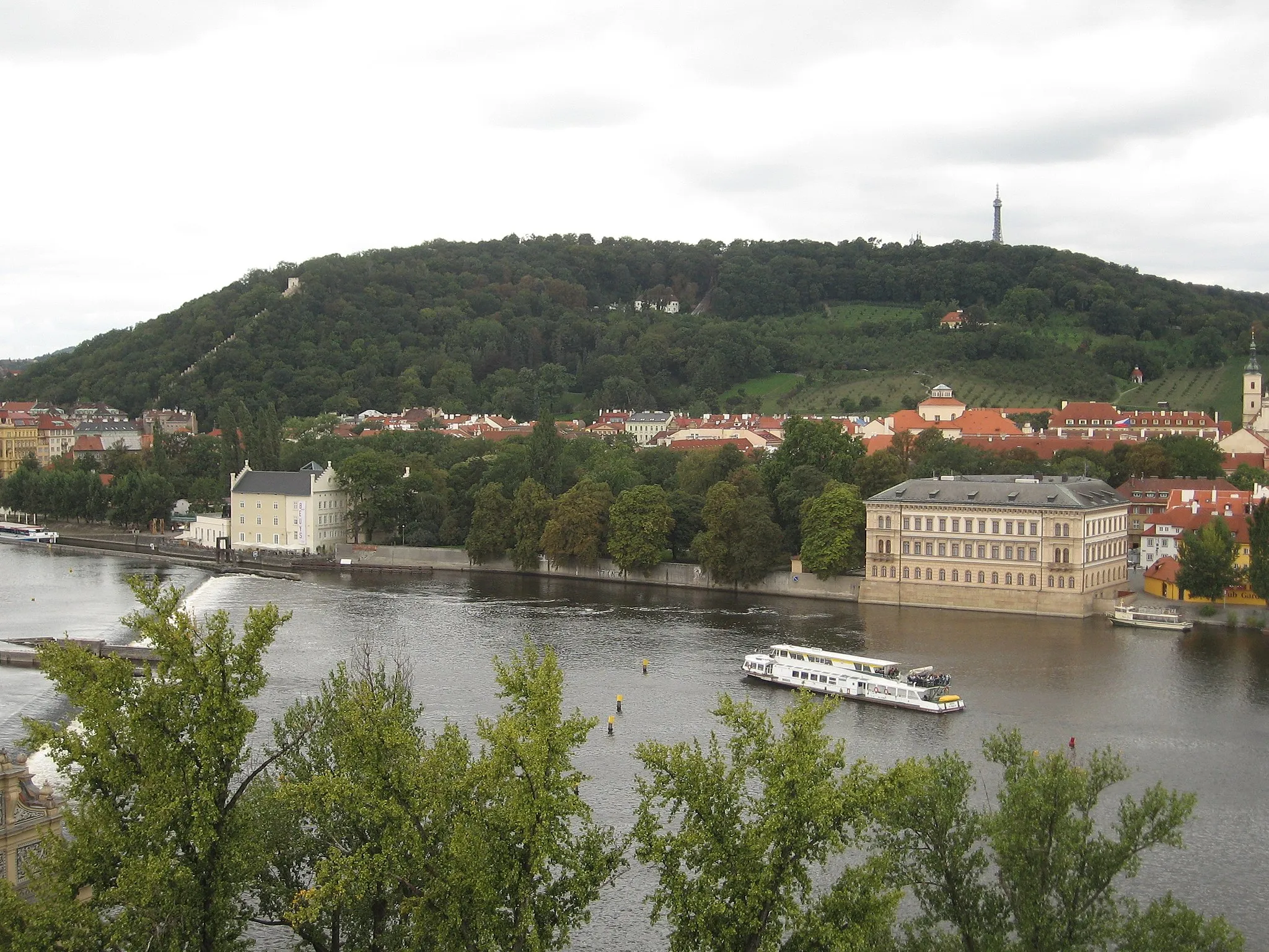 Photo showing: View of Petřín mountain form Old Town Tower of the Charles Bridge