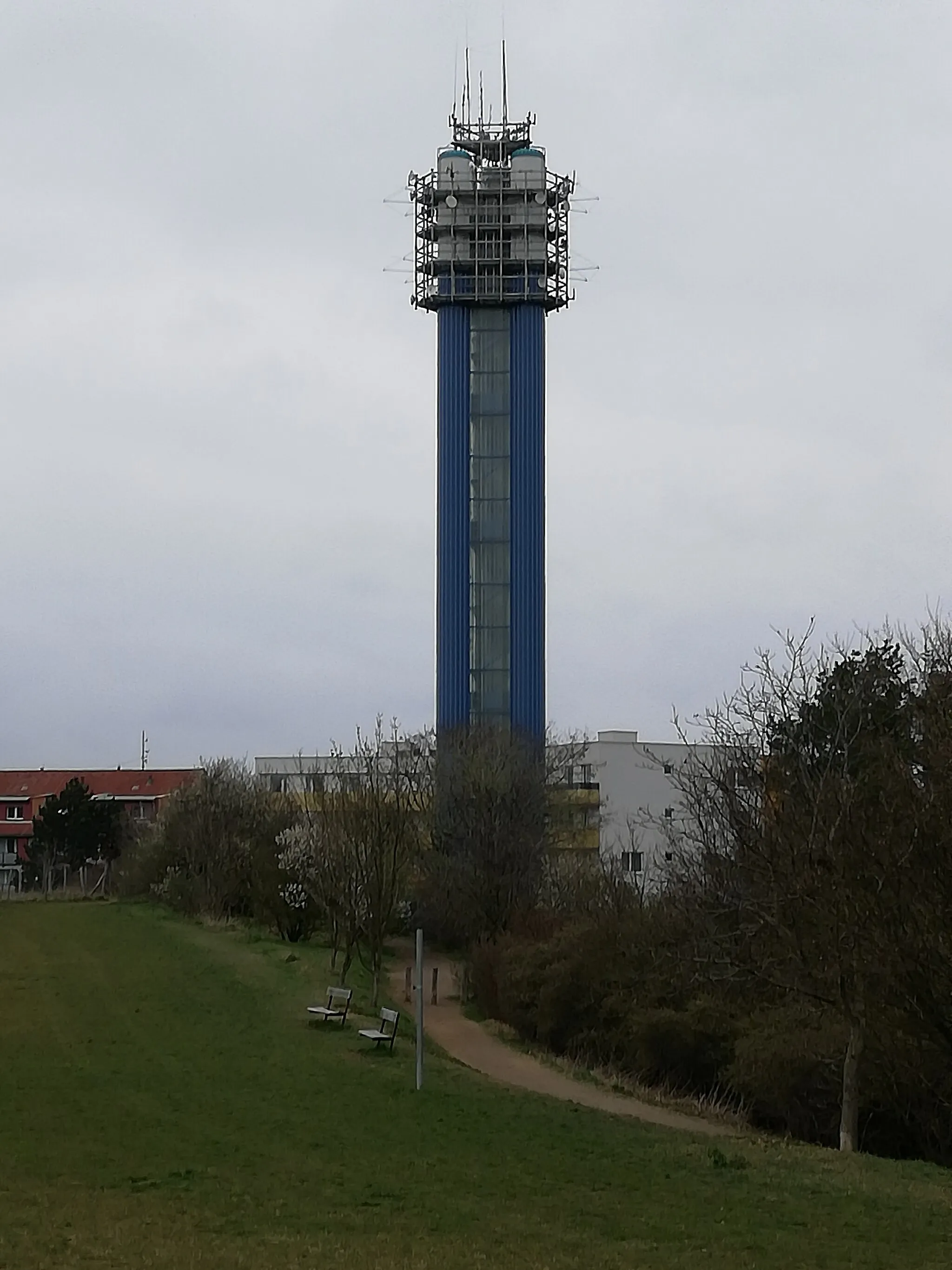 Photo showing: Děvín Water Tower on Prague's Děvín Hill (310 m above sea level) above the left bank of the Vltava River in a locality called Dívčí Hrady; at the interface of Hlubočep and Radlice. After reconstruction 2019/2020. (Prague 5, Czech Republic)