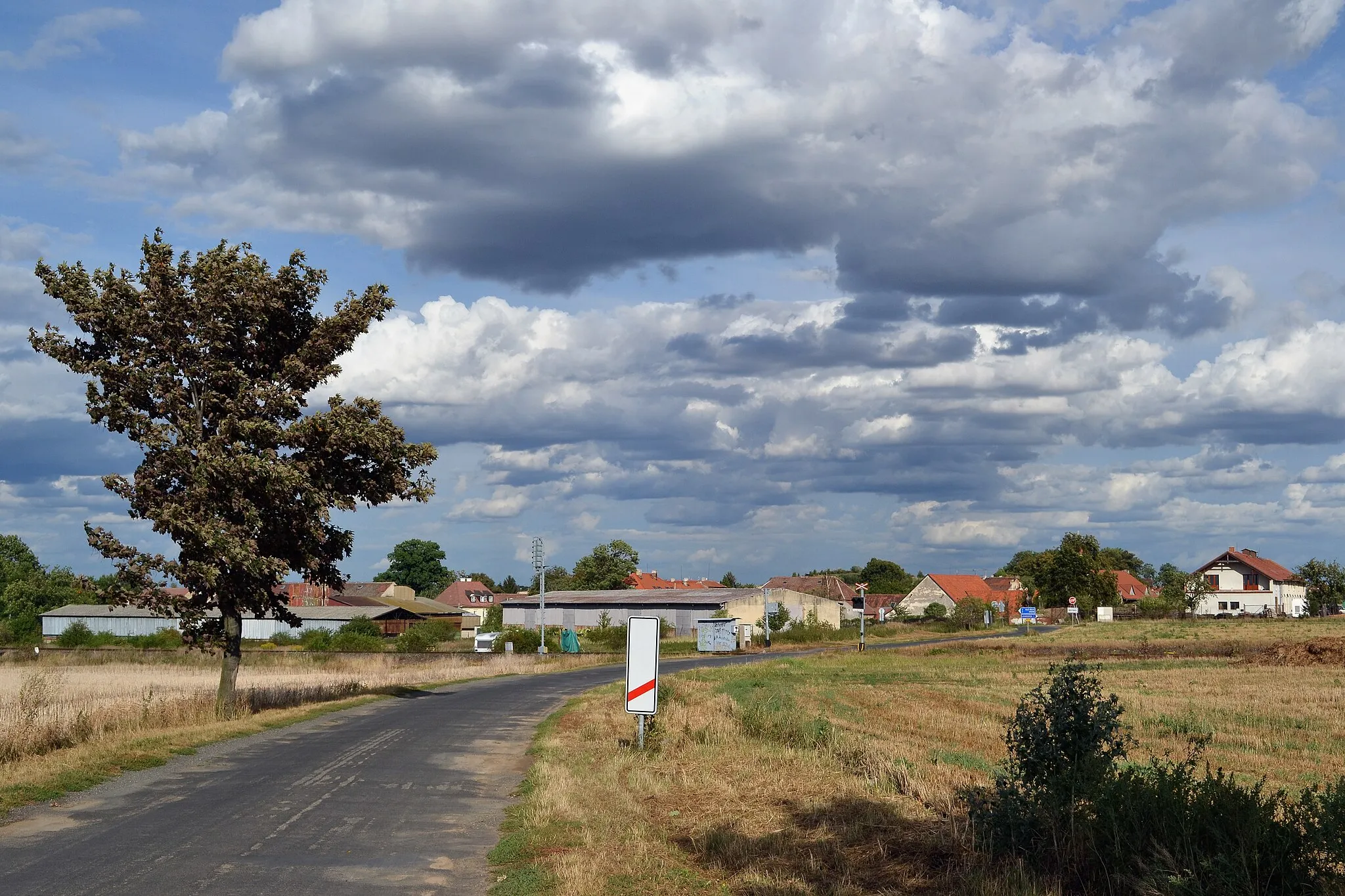 Photo showing: Village Noutonice, part of village Lichoceves, Central Bohemian Region, Czech Republic. View from the direction of Okoř.