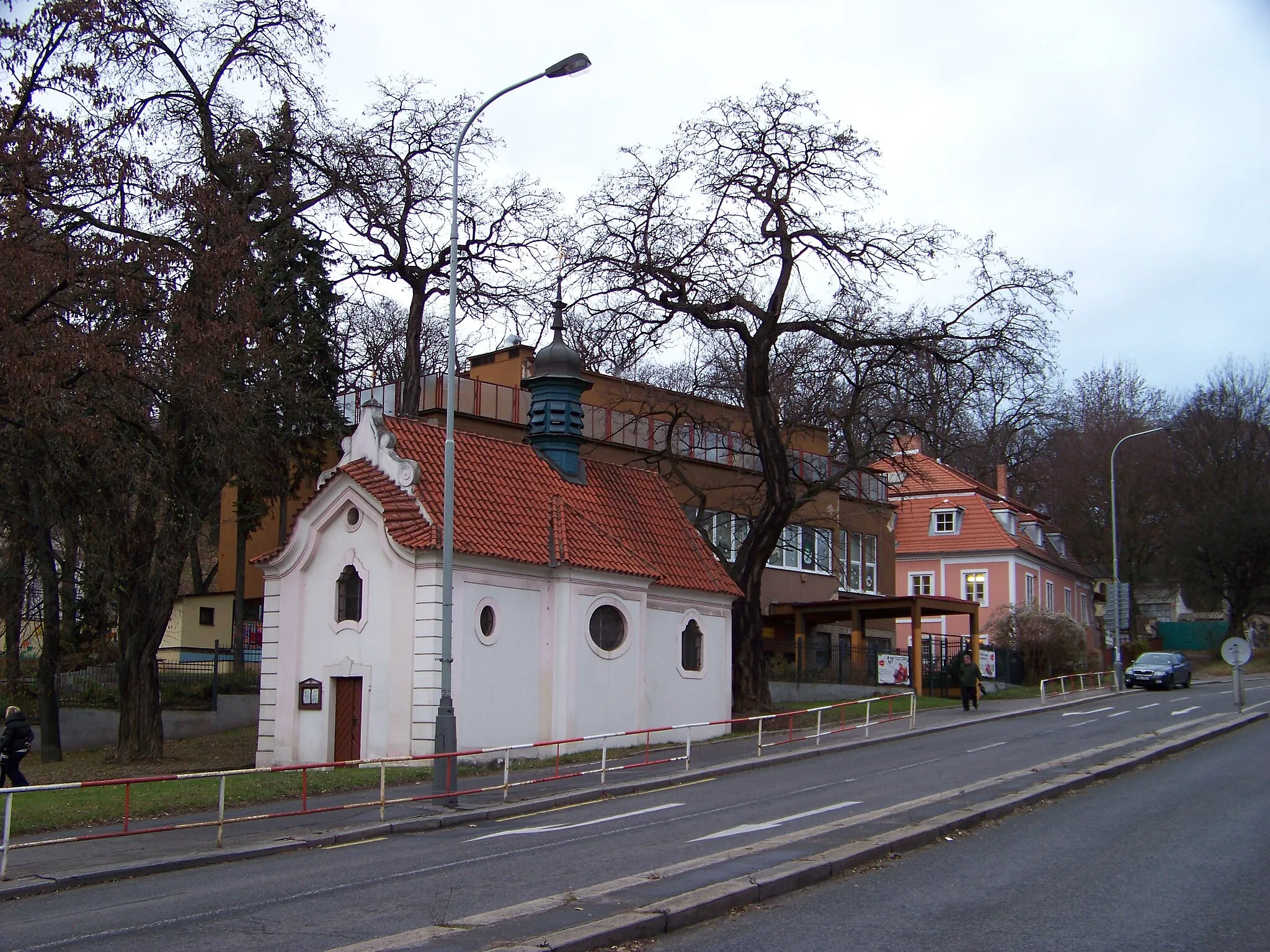 Photo showing: Prague-Smíchov, the Czech Republic. Podbělohorská street, chapel of the Assumption of the Virgin Mary at the Klamovka Park.