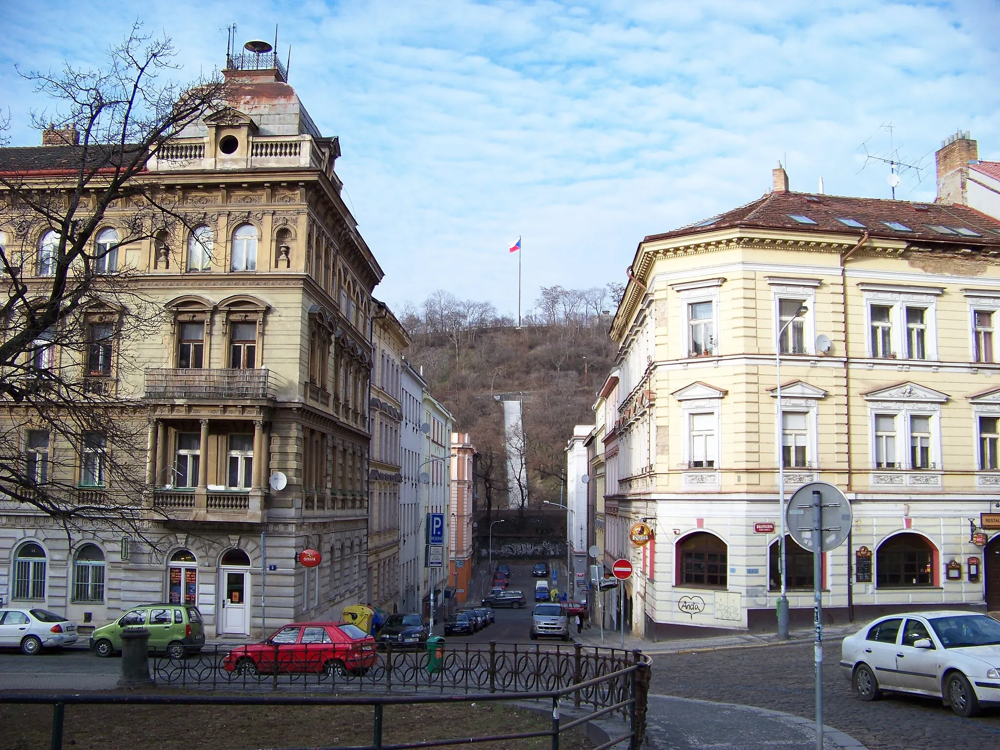 Photo showing: Prague-Žižkov, the Czech Republic. Jeronýmova street and Vítkov hill, a view from Konstanz Square.