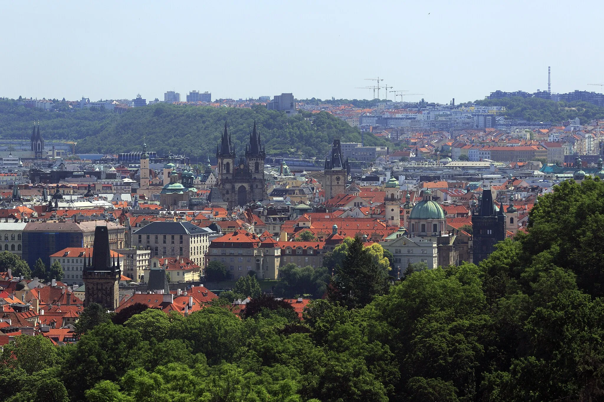 Photo showing: Von der Raoul-Wallenberg-Promenade vor dem Stravovkloster Richtung Osten, der grüne Höhenzug im Hintergrund ist der Veitsberg. Links von der Bildmitte liegt die markante Kirche der Jungfrau Maria vor dem Teyn, rechts daneben der Turm des Altstädter Rathauses.