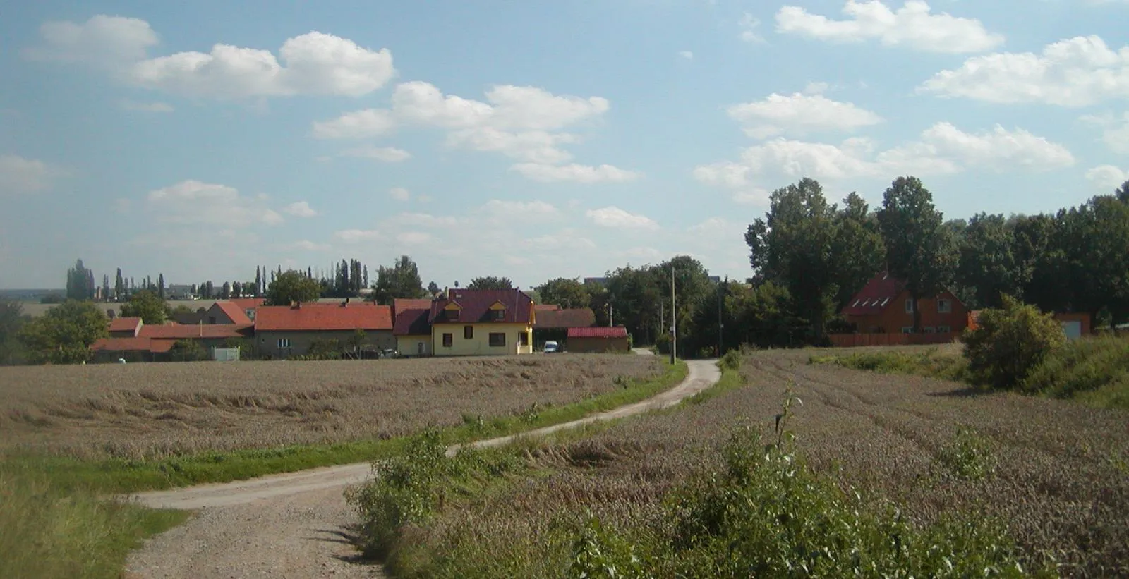 Photo showing: Černovičky settlement, part of Středokluky municipality, Prague-West District, Czech republic