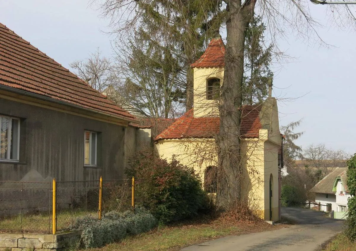 Photo showing: Chapel in Nelahozeves in Mělník District – entry no. 33005.