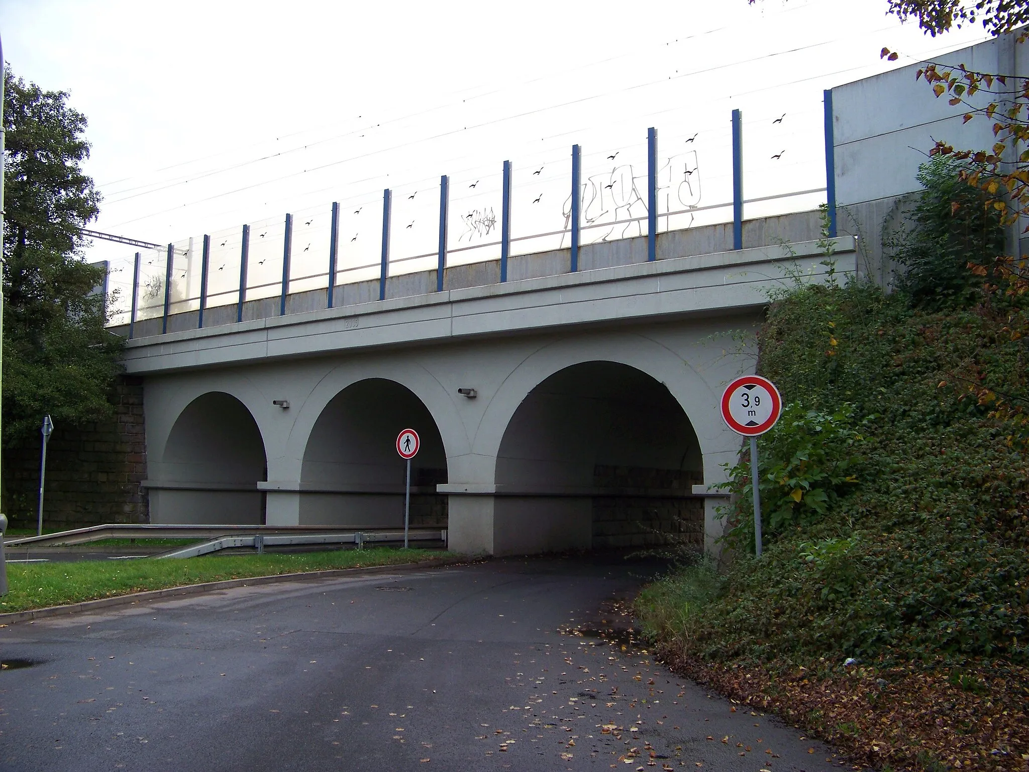 Photo showing: Prague-Hostavice, Czech Republic. Pilská street, a railway bridge.