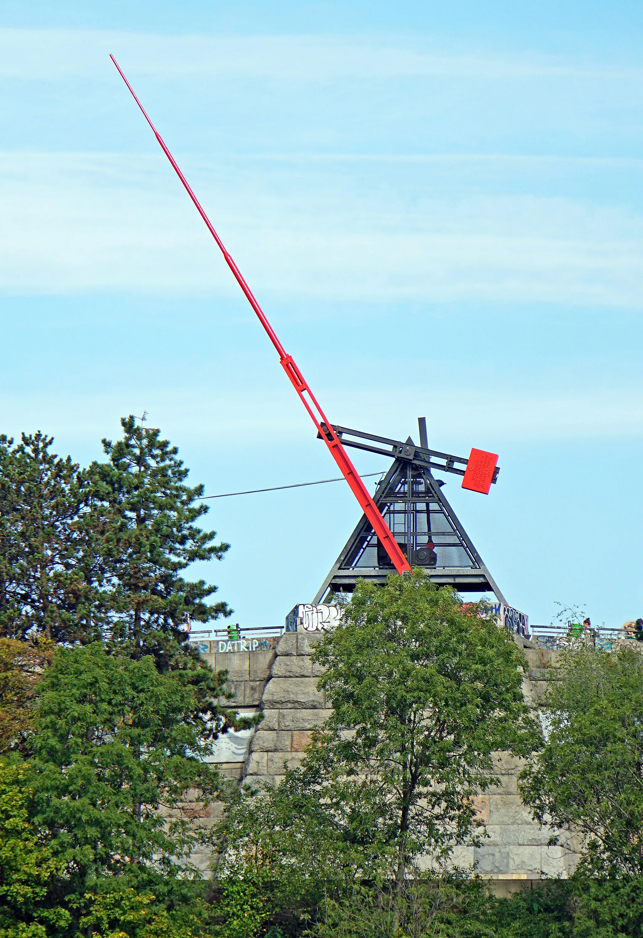 Photo showing: The Metronome is 23 meter (75ft) tall functional metronome in Letná Park. It was erected in 1991, on the spot left vacant by the destruction in 1962 of an enormous monument to former Soviet leader Joseph Stalin.