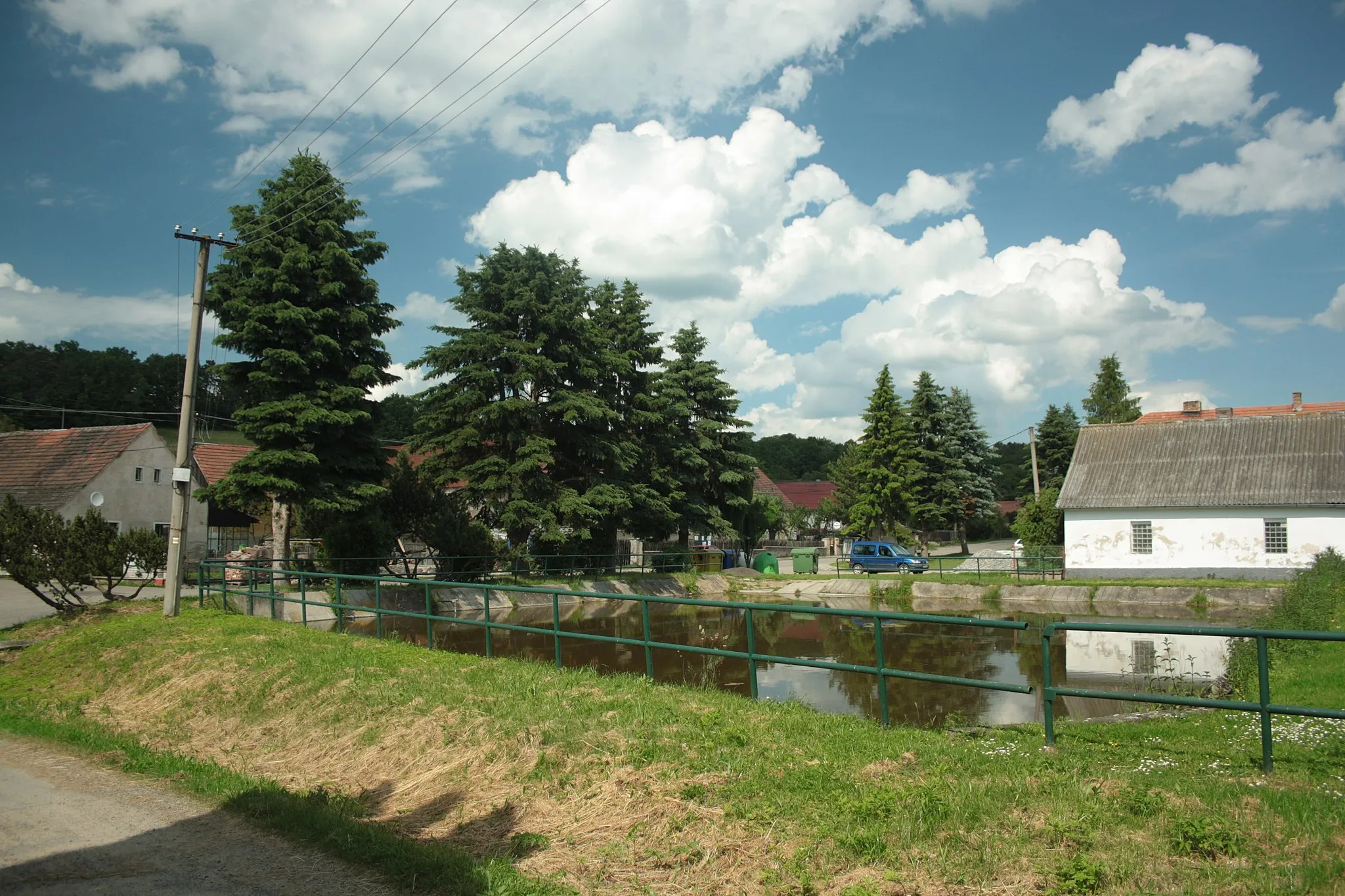 Photo showing: Small pond in the village of Úročnice, part of the town of Benešov, Central Bohemian Region, CZ