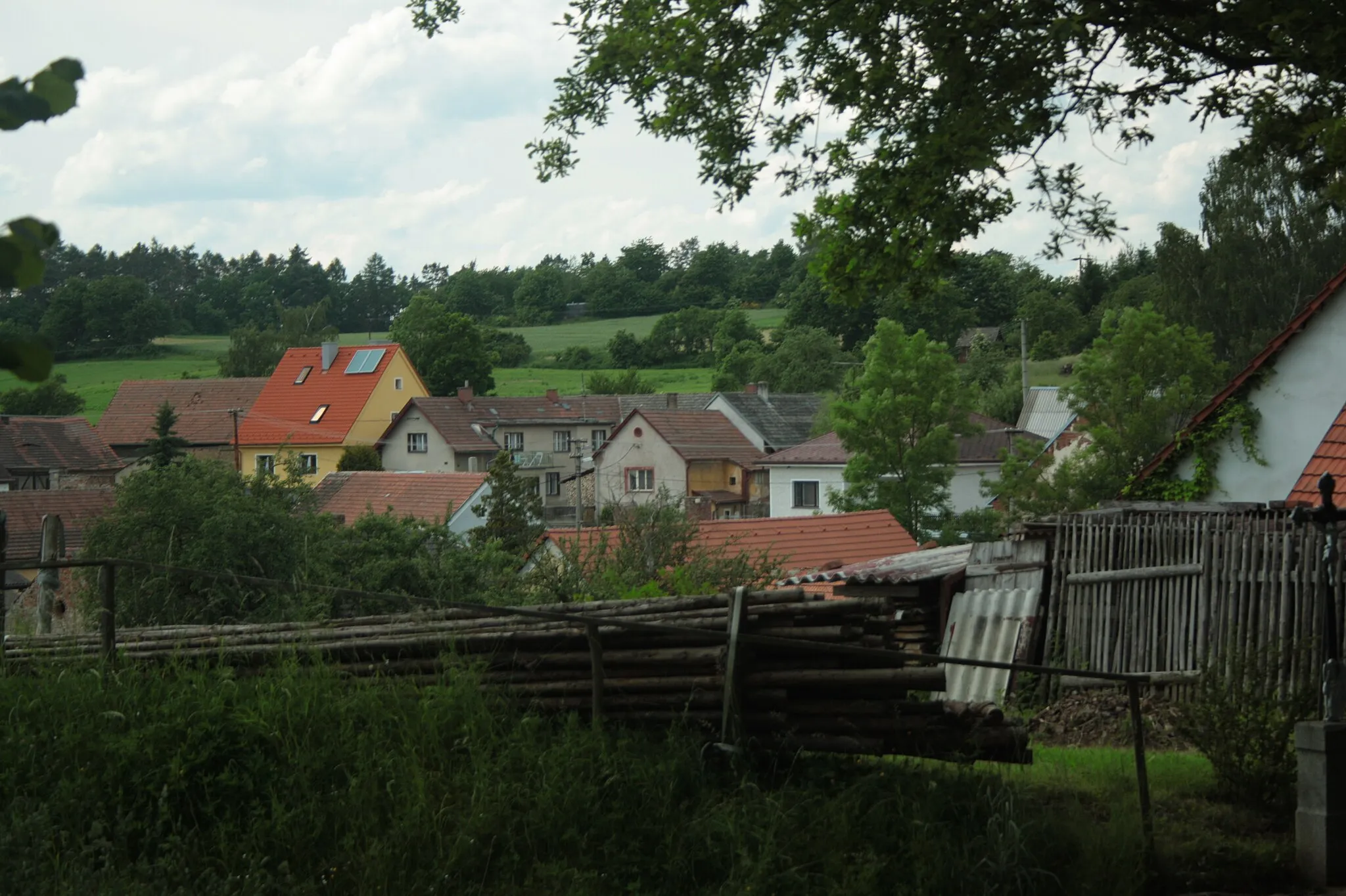 Photo showing: A view of the village of Úročnice, part of the town of Benešov, Central Bohemian Region, CZ