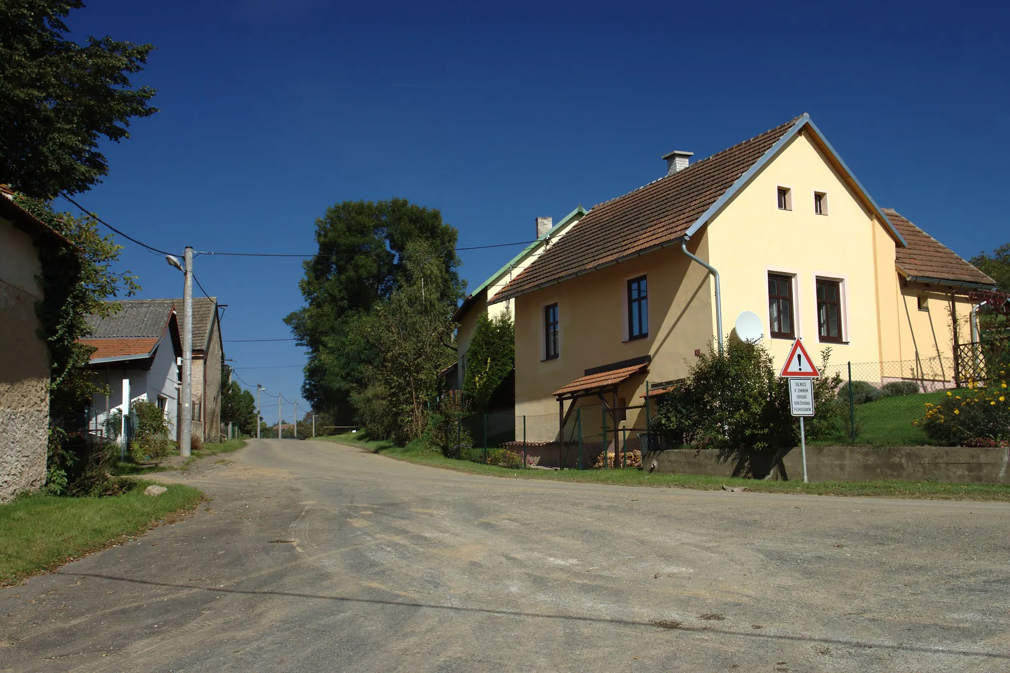 Photo showing: A crossroad near a common in Vranice (Zbizuby), Central Bohemia, CZ