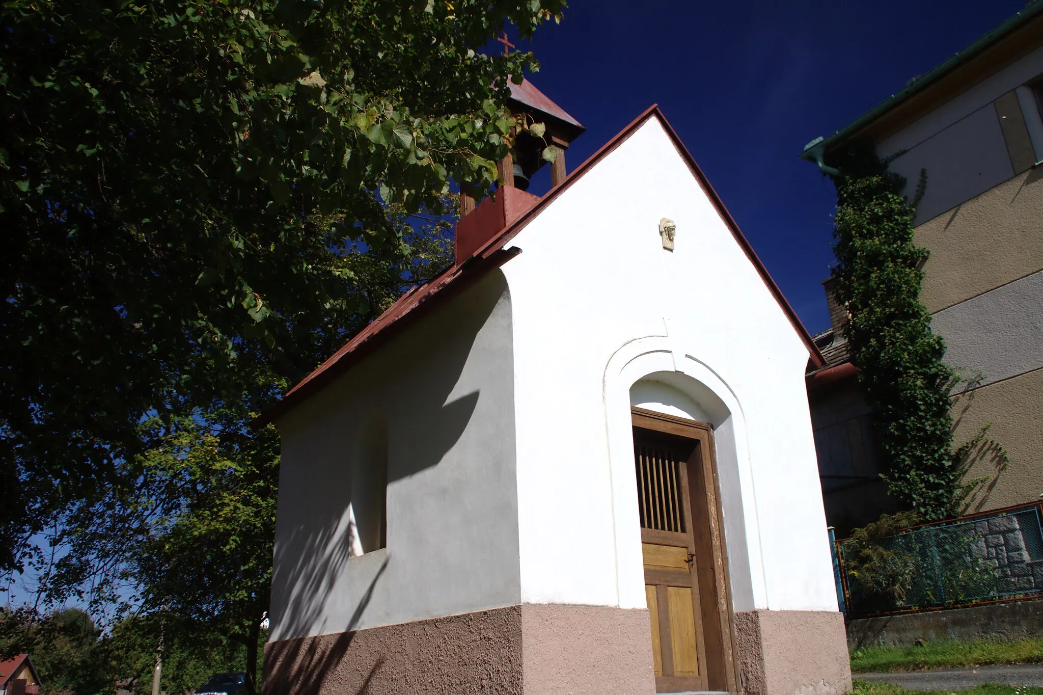 Photo showing: A chapel at a common in Vranice near Zbizuby, Central Bohemian Region, CZ