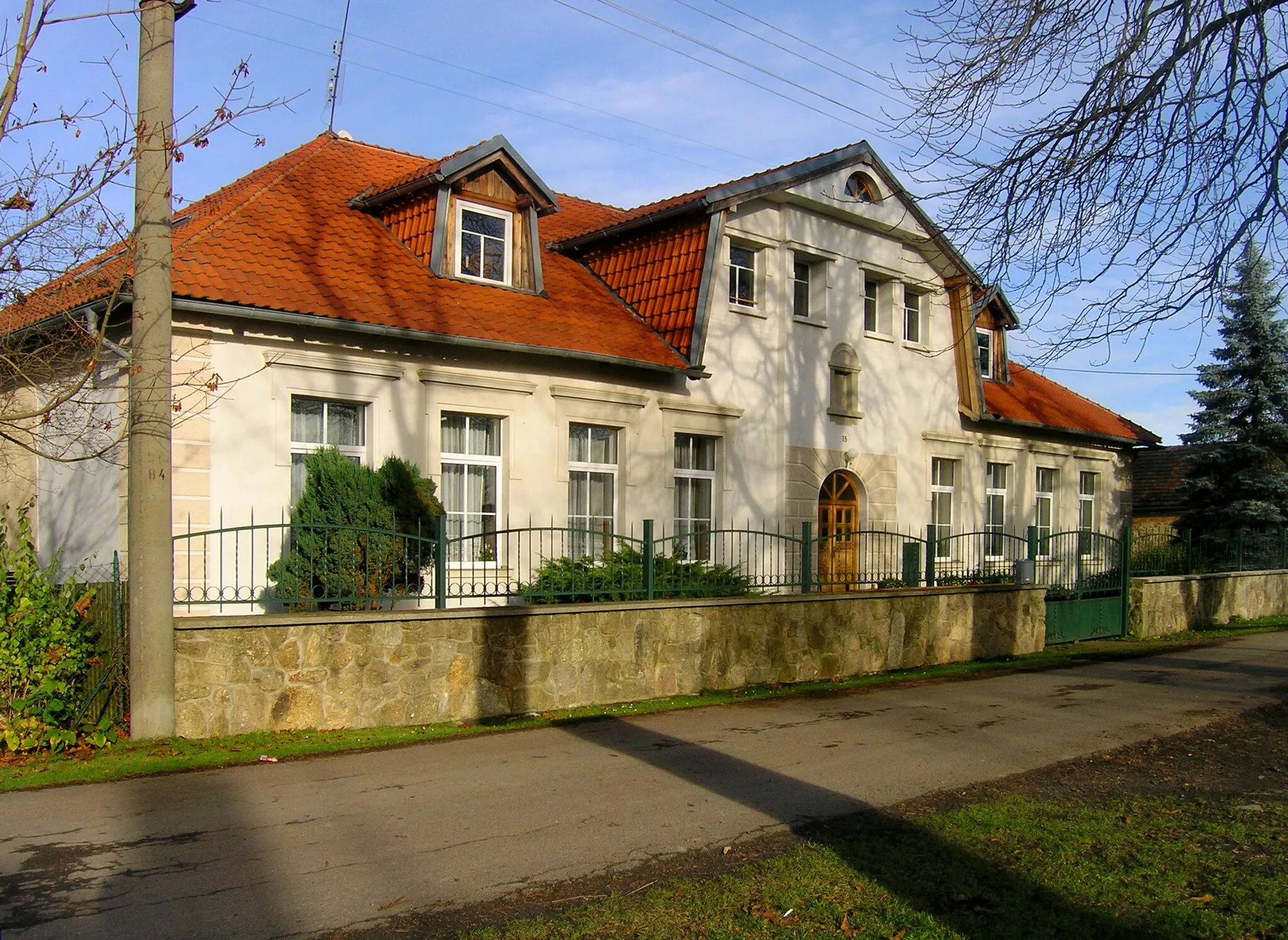 Photo showing: Old school in Klokočná, Czech Republic