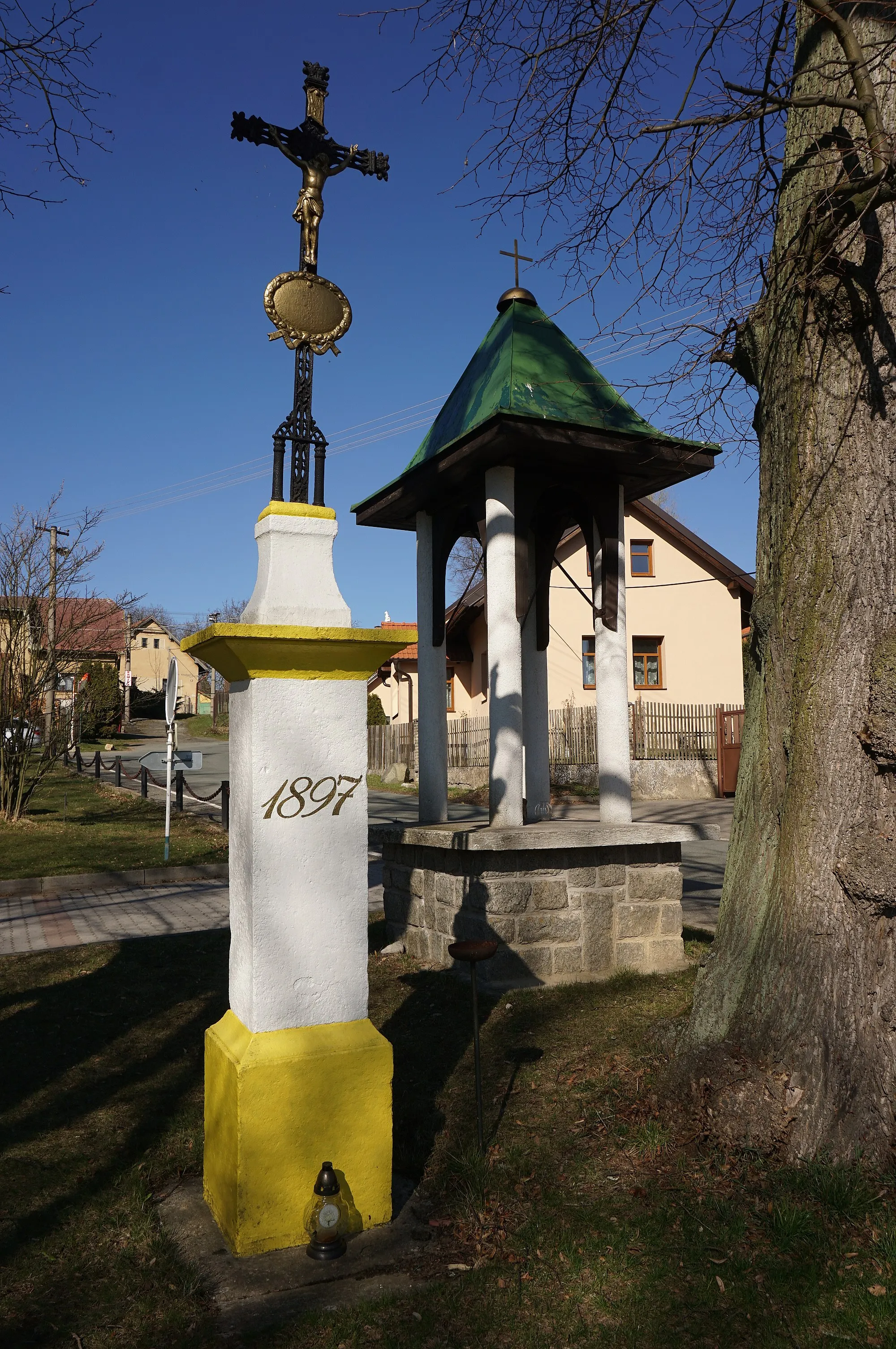 Photo showing: Klokočná - kříž a zvonička na návsi