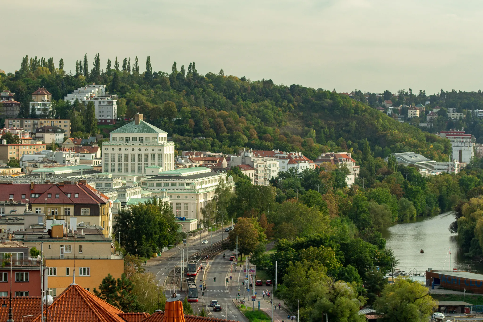 Photo showing: Praha 4-Podolí, Podolská vodárna a Kavčí hory