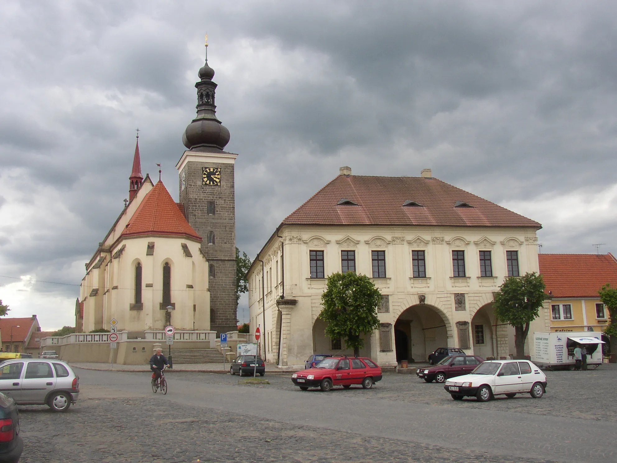 Photo showing: The Town hall and St Catherine church in Velvary, Czech Republic.