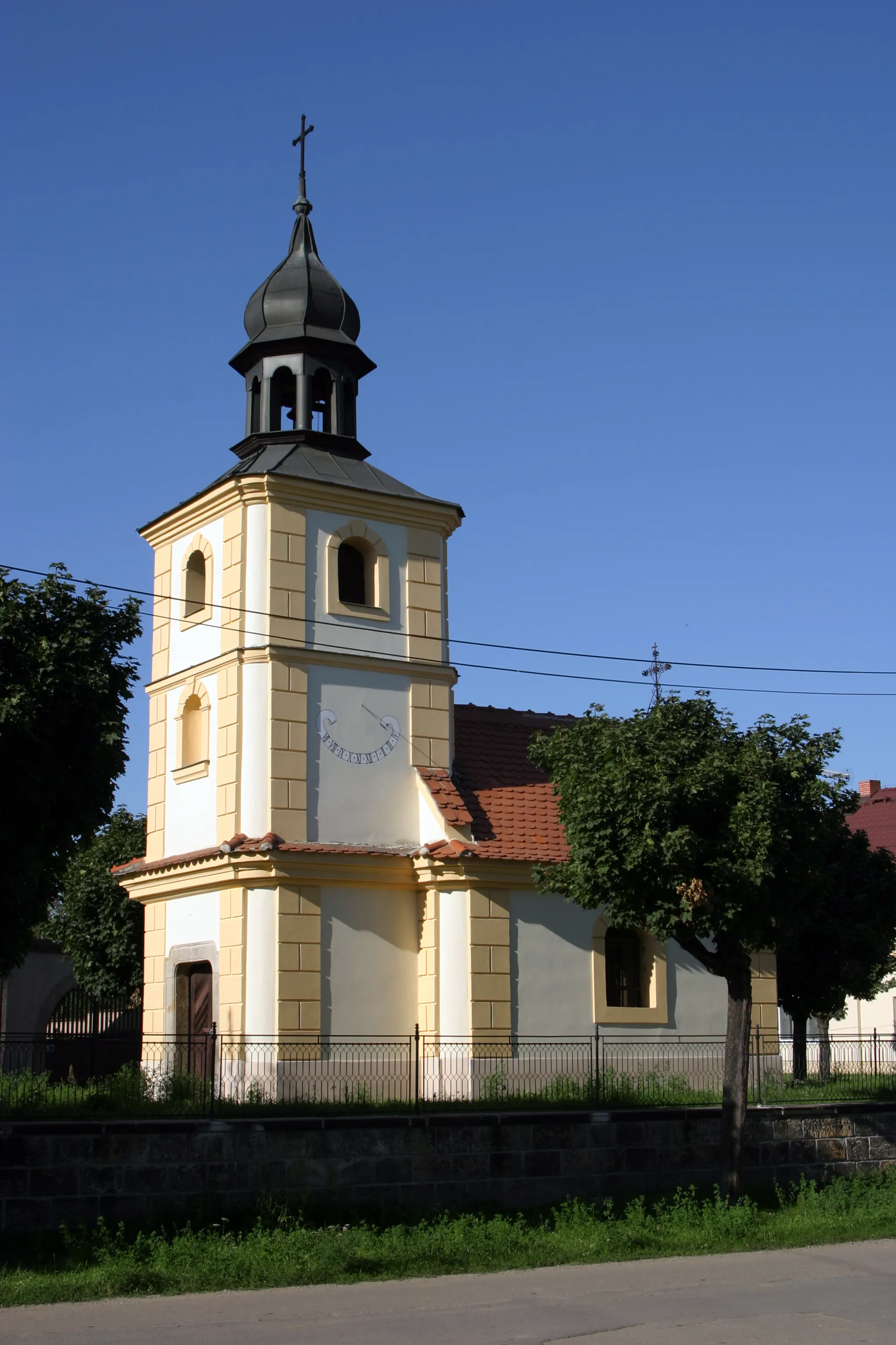 Photo showing: Kaplička se slunečními hodinami v Sedlčánkách