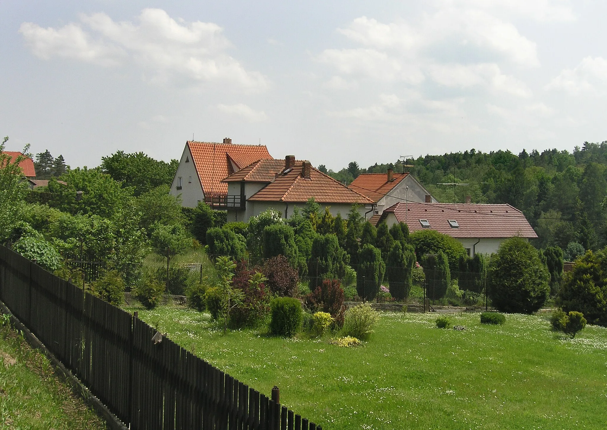 Photo showing: Gardens in Kamenný Újezdec, part of Kamenný Přívoz, Czech Republic