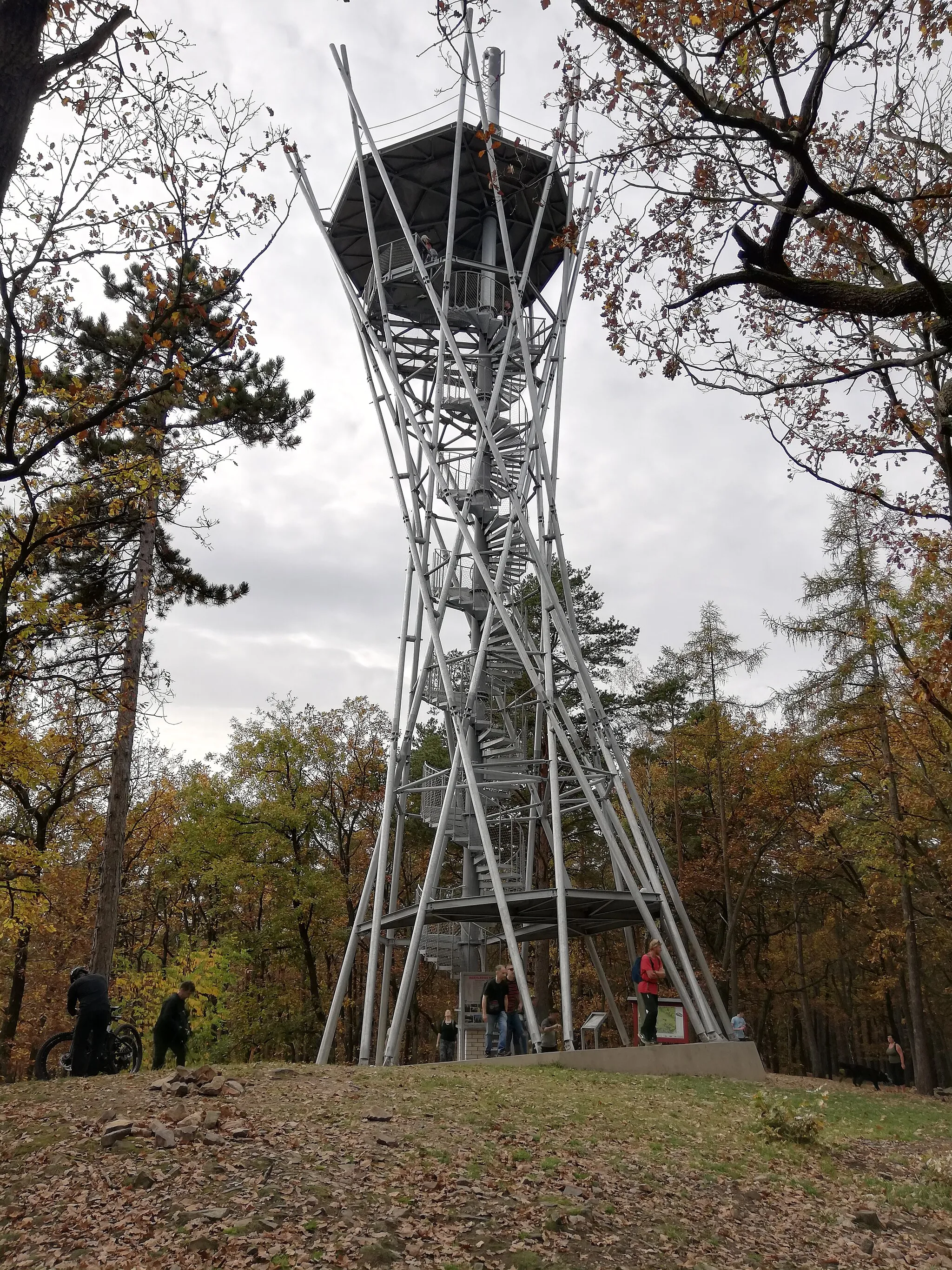 Photo showing: The lookout tower Korunka with 118 steps and 30 metres high has been standing since 2022 on the top of the steep wooded hill Červená hlína above the river Berounka, at an altitude of 467 m above sea level on the northern edge of the village Černolice (Prague-West District, Central Bohemia Region) in Brdy.