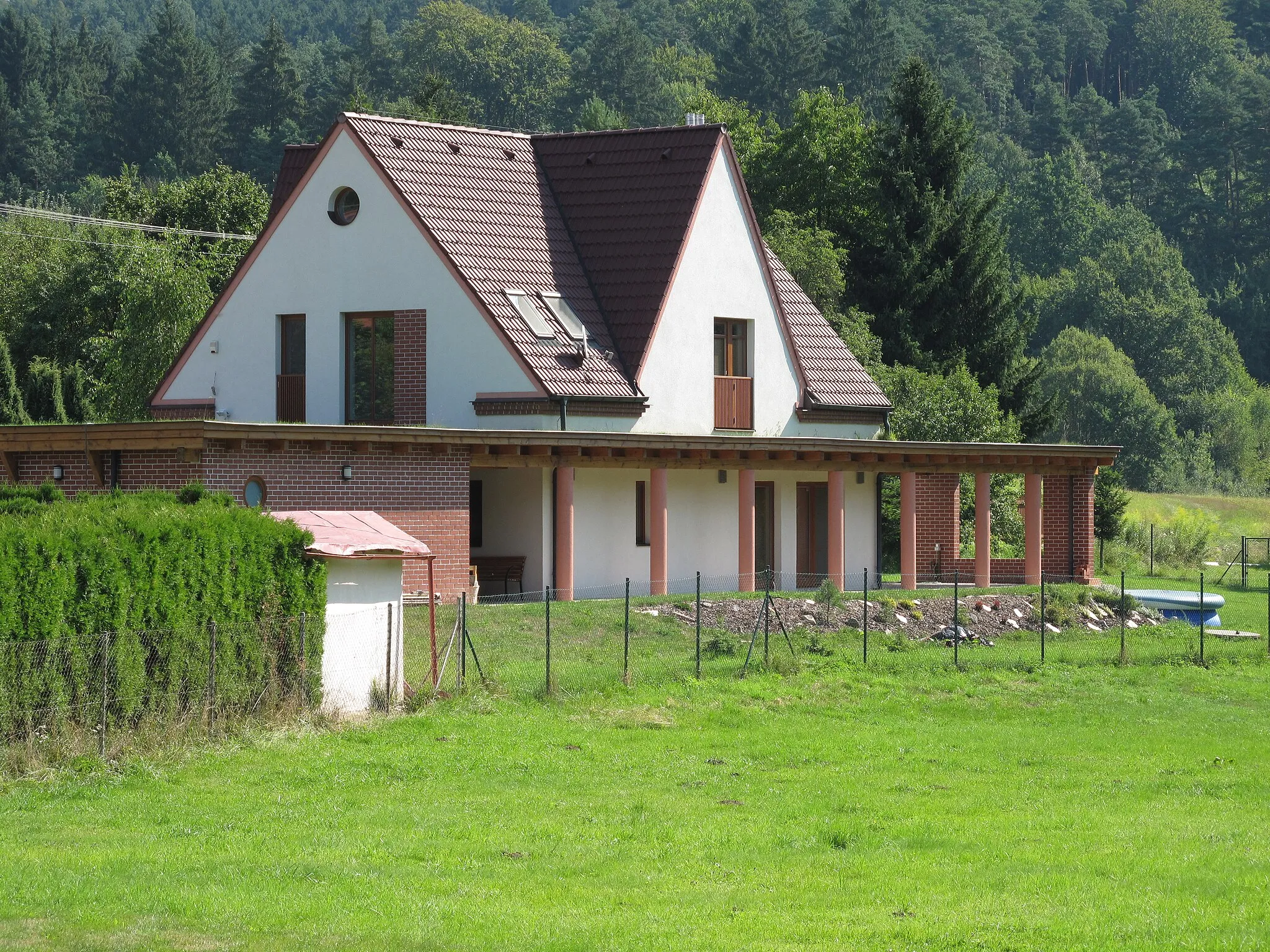 Photo showing: New house in Krámský village, Prague-East District, Czech Republic.