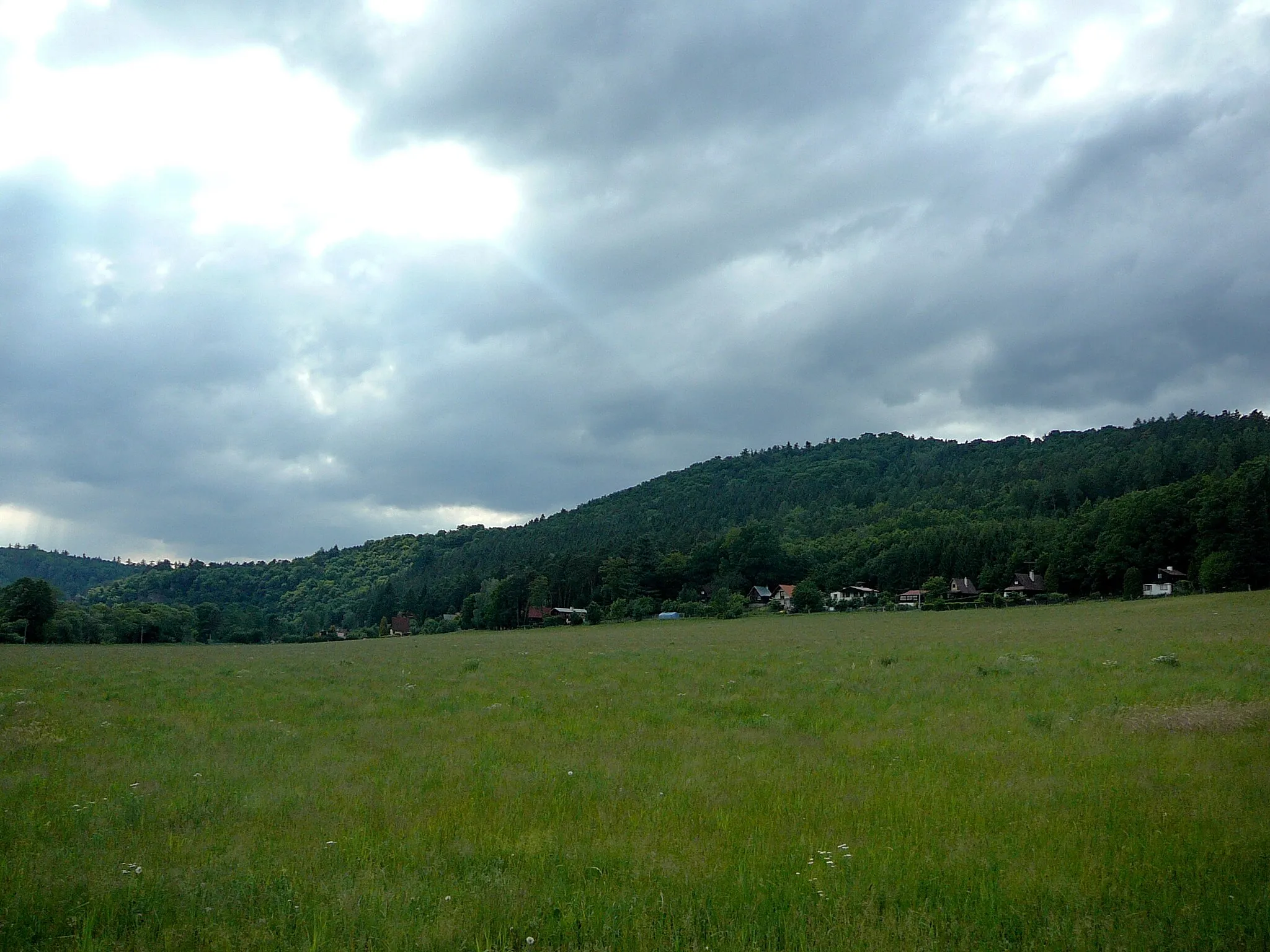Photo showing: View of Čížov hill (432 m) from south-east, near Ledce village on the river Sázava; Benešov district, Central Bohemia, the Czech Republic.