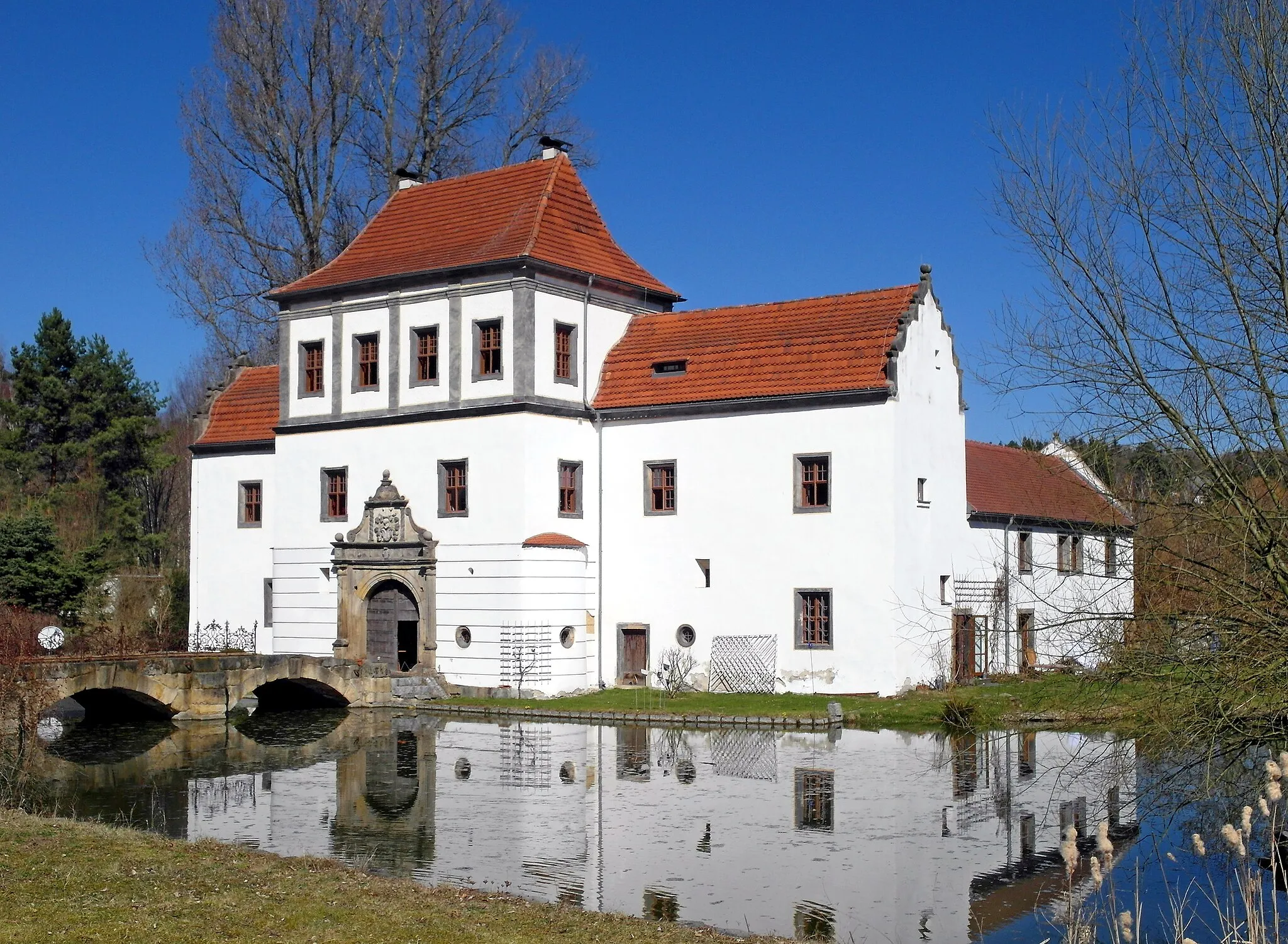 Photo showing: 27.03.2017   02779  Hainewalde (Großschönau) Weinberg 2 / Ecke Kleine Seite: Altes Renaissanceschloß, erbaut 1564 unter Christoph von Nostitz. Nur das Torhaus (GMP: 50.915462,14.709176) ist von der Vierflügelanlage noch erhalten. Heute Wohnhaus in Privatbesitz. Sicht von Süden.                                                                                                                                [SAM8923.JPG]20170327115DR.JPG(c)Blobelt